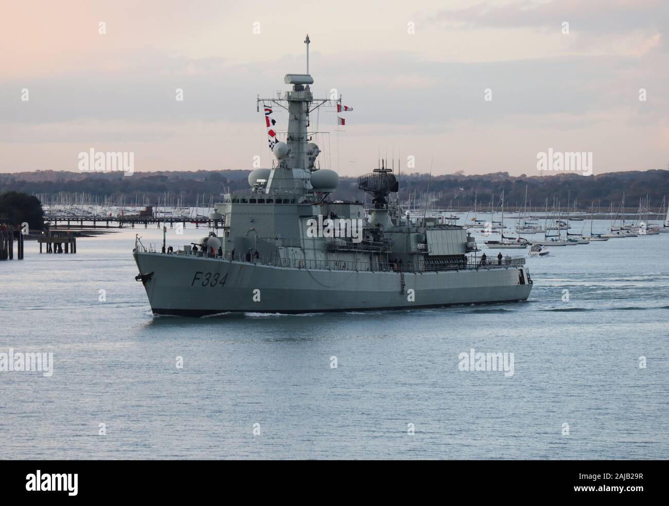 Die portugiesische Naval-Fregatte NRP DOM FRANCISCO DE ALMEIDA startet nach einem viertägigen Besuch vom Marinestützpunkt Portsmouth Stockfoto