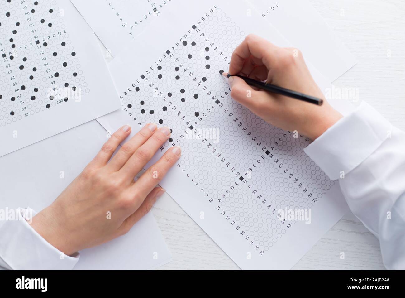 Der Student füllt einen Prüfungstest aus. Stockfoto