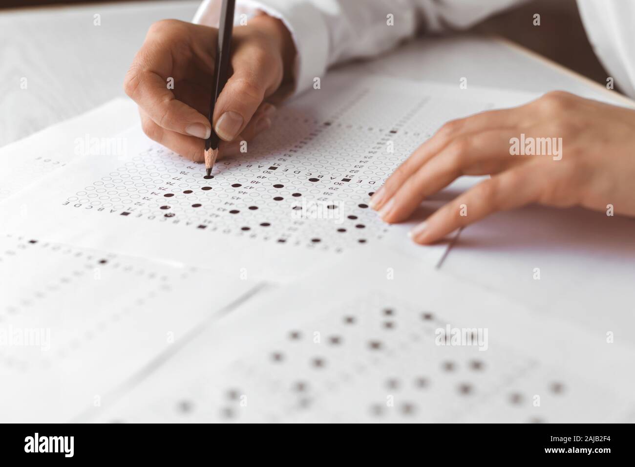 Der Student füllt einen Prüfungstest aus. Stockfoto