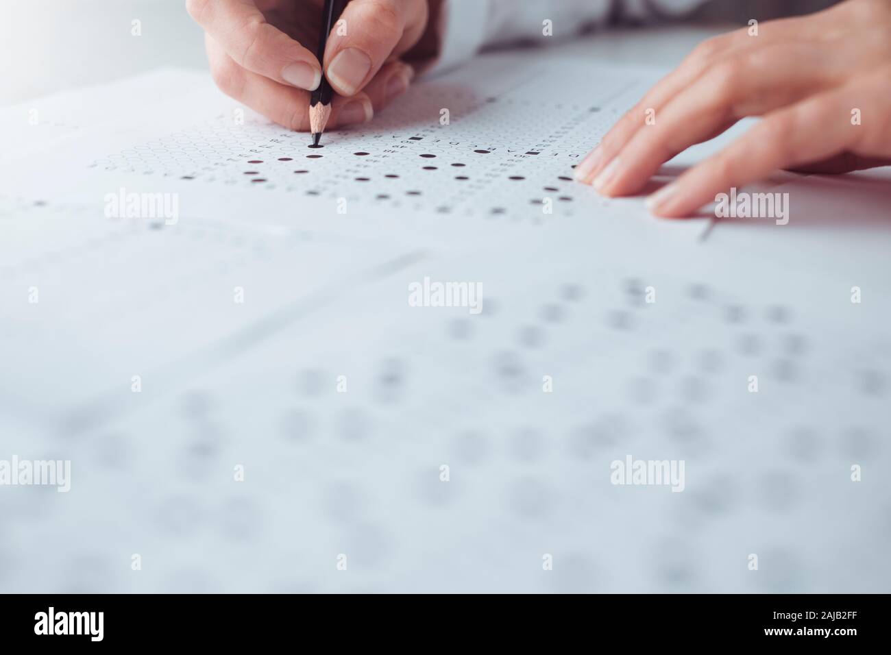 Der Student füllt einen Prüfungstest aus. Stockfoto