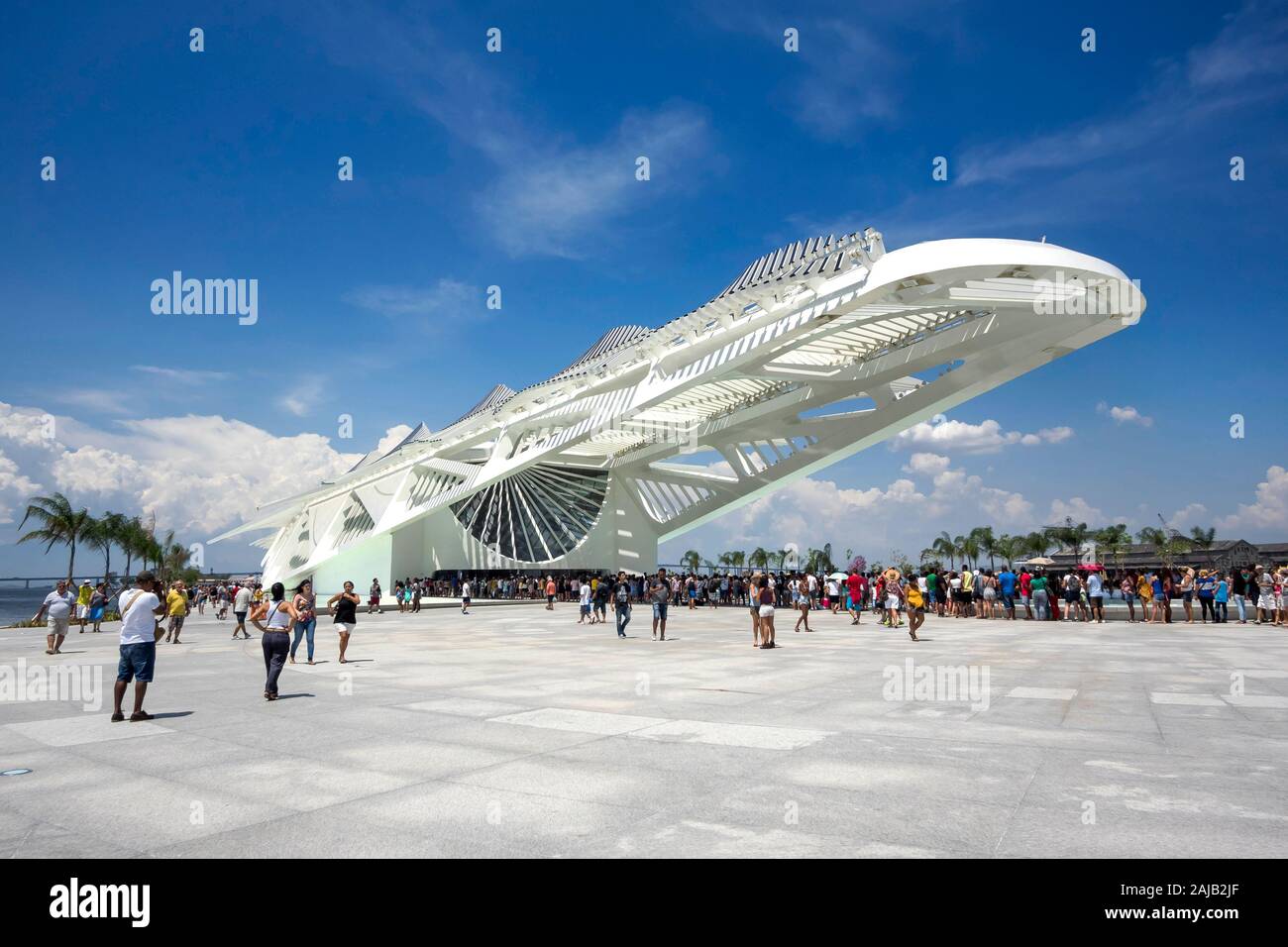 Touristen im Museum von Morgen, entworfen von dem spanischen Architekten Santiago Calatrava in Rio de Janeiro, Brasilien. Stockfoto