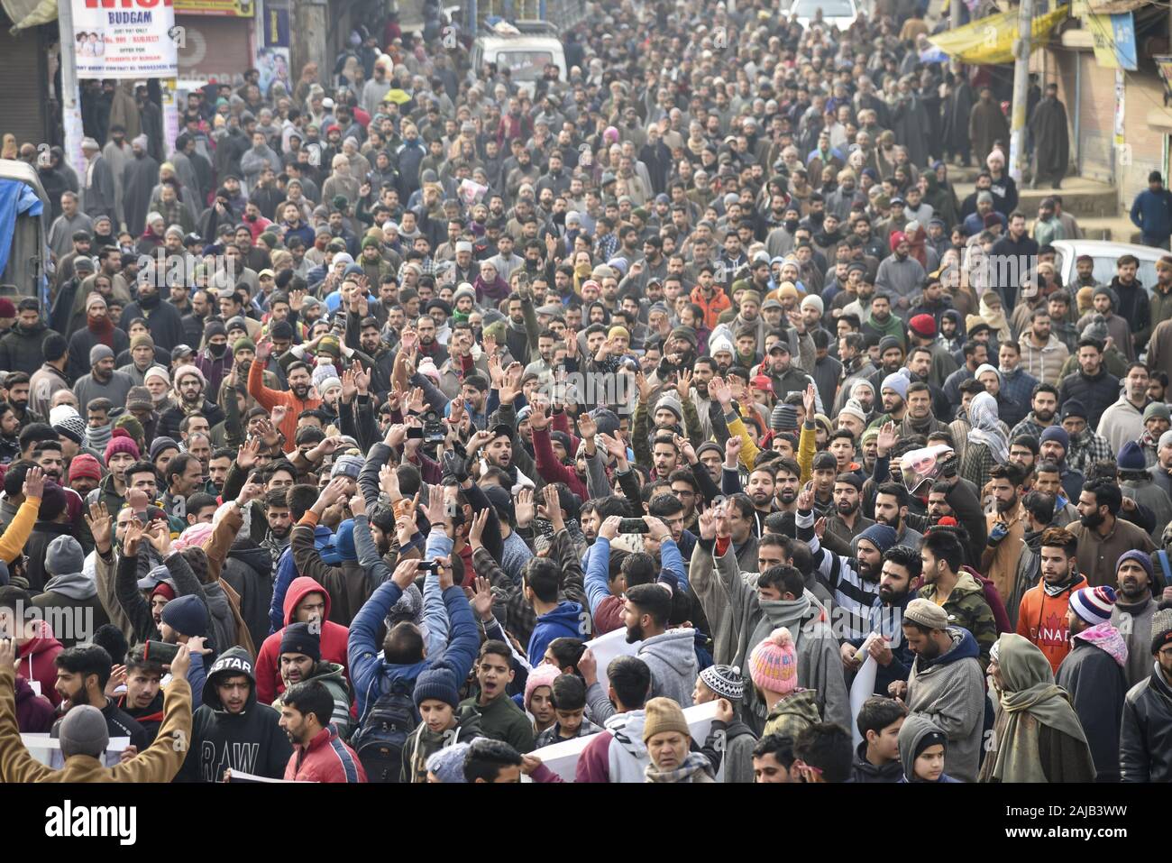 Budgam, Indien. 03 Jan, 2020. Kaschmir Schiitischen Demonstranten März während eines anti-Amerika protestieren. Den Vereinigten Staaten getötet Allgemeine Qassem Soleimani, der Leiter der iranischen Elite Islamische Revolutionäre Garde Corps' (IRGC) Quds Force, und Architekt seiner regionalen Sicherheitsapparat, bei einem Luftangriff auf Bagdad International Airport. Credit: SOPA Images Limited/Alamy leben Nachrichten Stockfoto