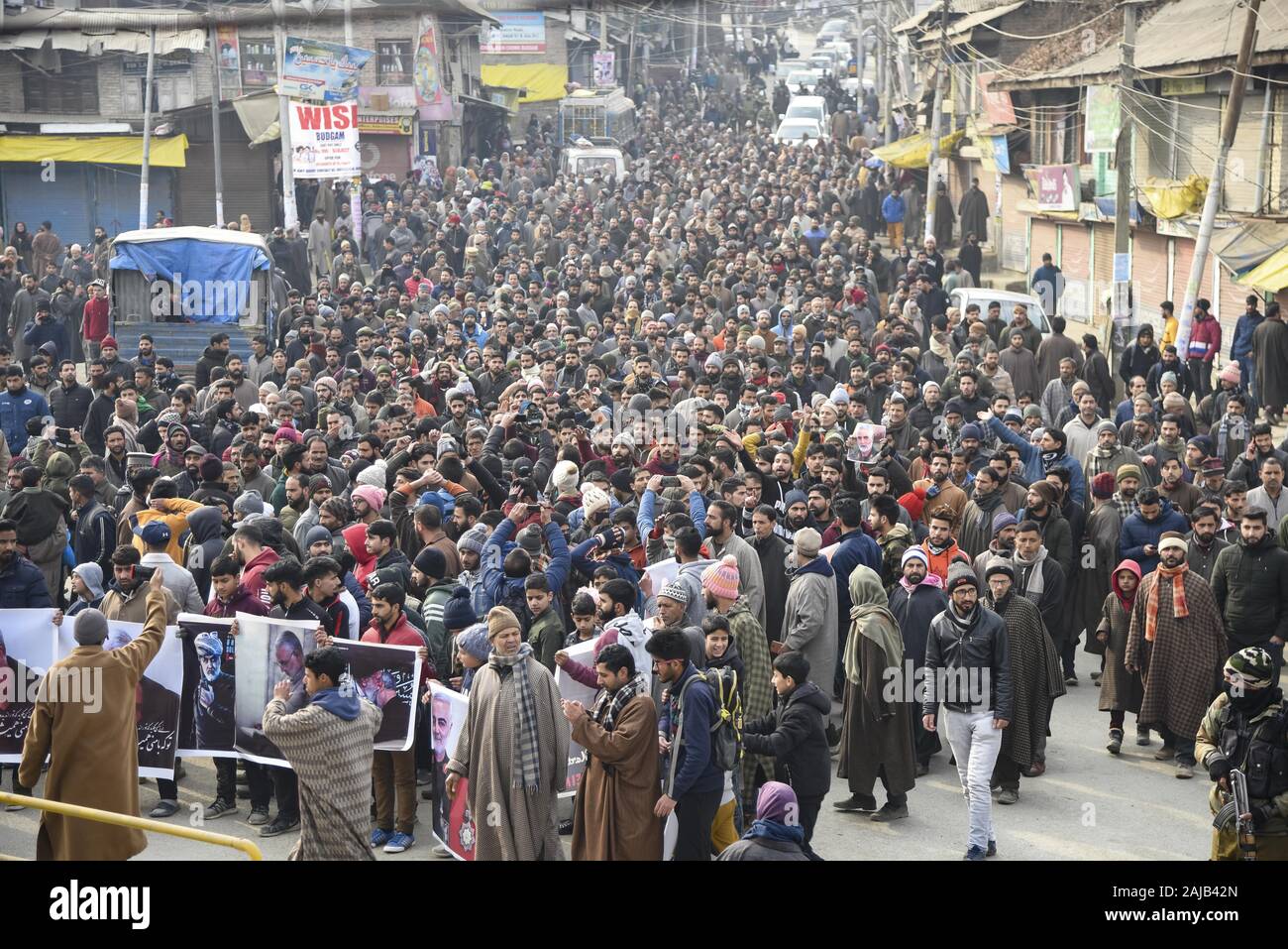 Budgam, Indien. 03 Jan, 2020. Kaschmir Schiitischen Demonstranten März während eines anti-Amerika protestieren. Den Vereinigten Staaten getötet Allgemeine Qassem Soleimani, der Leiter der iranischen Elite Islamische Revolutionäre Garde Corps' (IRGC) Quds Force, und Architekt seiner regionalen Sicherheitsapparat, bei einem Luftangriff auf Bagdad International Airport. Credit: SOPA Images Limited/Alamy leben Nachrichten Stockfoto