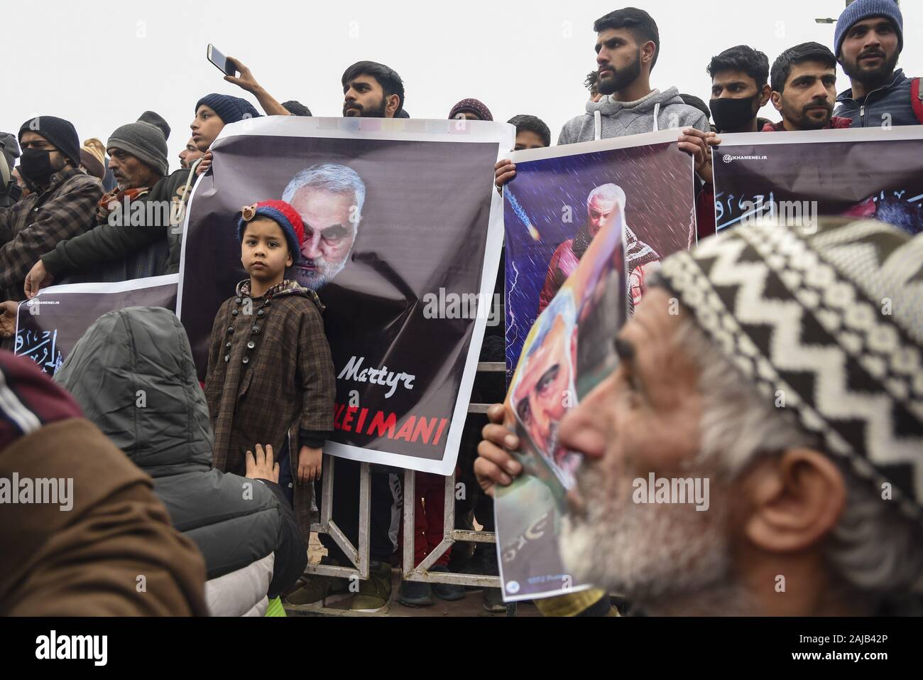 Budgam, Indien. 03 Jan, 2020. Kaschmir schiitische Muslime halten Banner während eines anti-Amerika protestieren. Den Vereinigten Staaten getötet Allgemeine Qassem Soleimani, der Leiter der iranischen Elite Islamische Revolutionäre Garde Corps' (IRGC) Quds Force, und Architekt seiner regionalen Sicherheitsapparat, bei einem Luftangriff auf Bagdad International Airport. Credit: SOPA Images Limited/Alamy leben Nachrichten Stockfoto