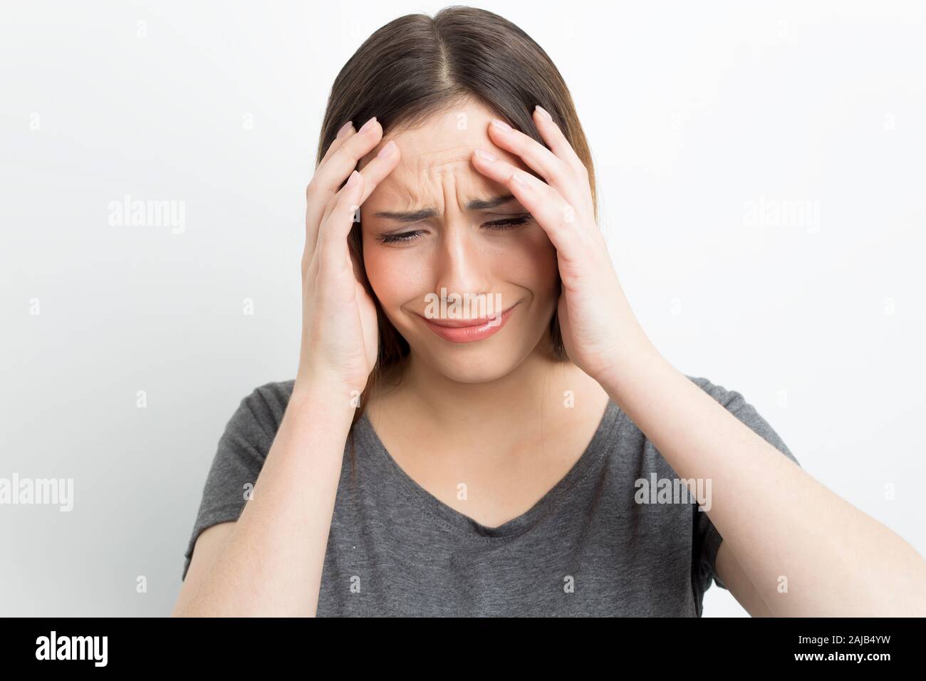 Eine notleidende Frau weint emotional. Depressiver Zustand in einem Mädchen. Stockfoto