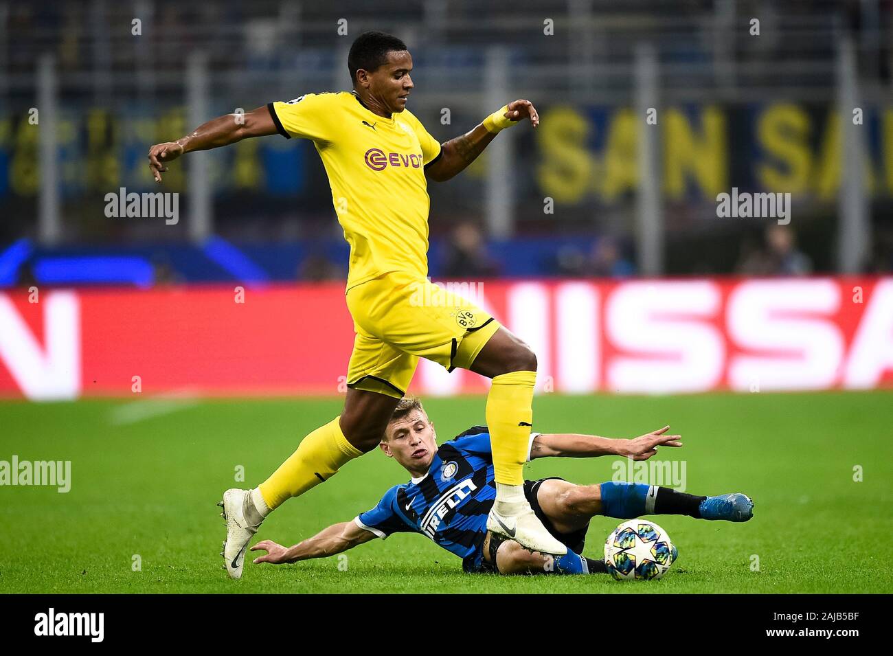 Mailand, Italien - 23 Oktober, 2019: Manuel Akanji von Borussia Dortmund wird von Nicolo Barella des FC Internazionale während der UEFA Champions League Spiel zwischen dem FC Internazionale und Borussia Dortmund in Angriff genommen. FC Internazionale gewann 2-0 über Borussia Dortmund. Credit: Nicolò Campo/Alamy leben Nachrichten Stockfoto