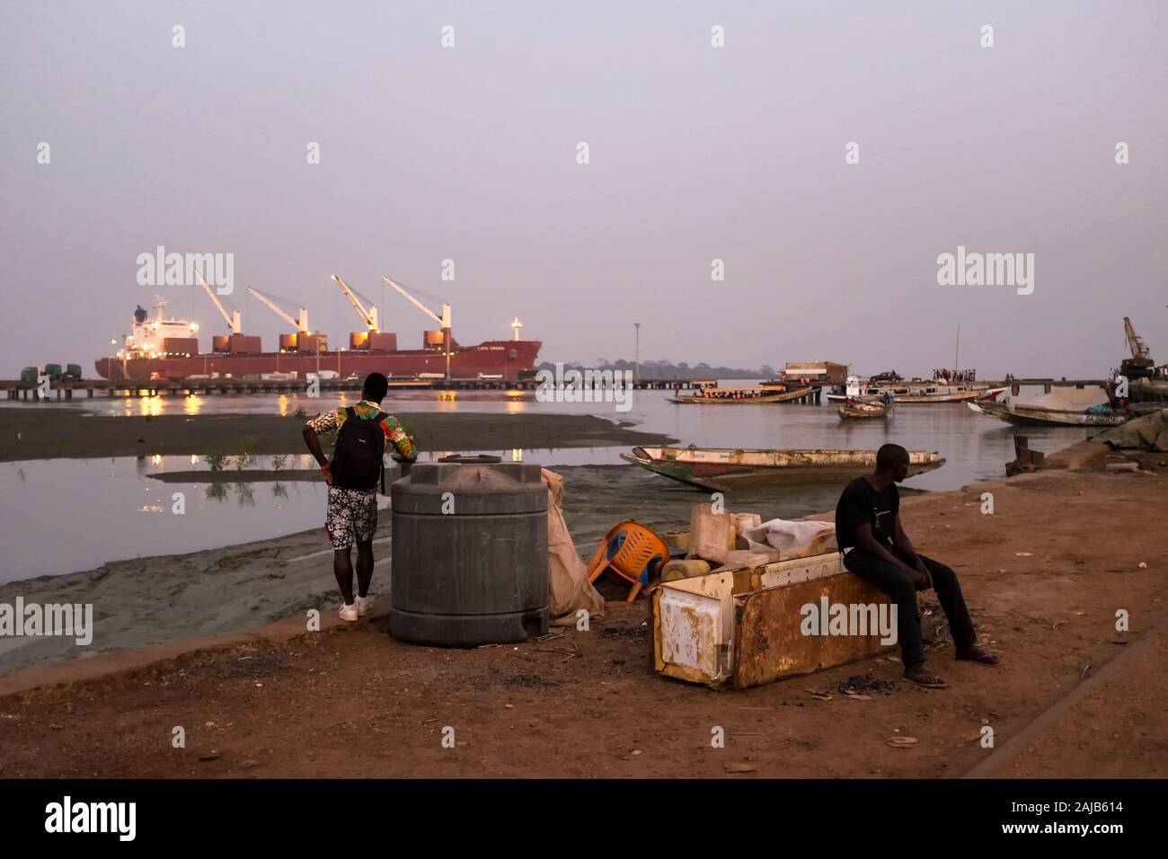 Bissau, Republik Guinea-Bissau - 11. Februar 2018: Die Menschen in den Hafen der Stadt Bissau, Guinea-Bissau, West Afrika. Stockfoto
