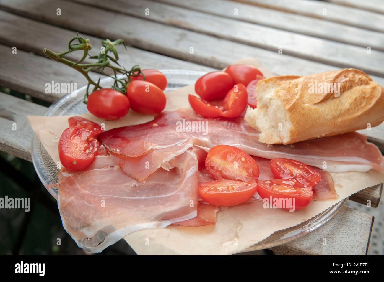 Parma Schinken, Tomaten und ein Stück Baguette. Parma ist beliebter Ort der gastronomischen Tourismus in Italien. Stockfoto