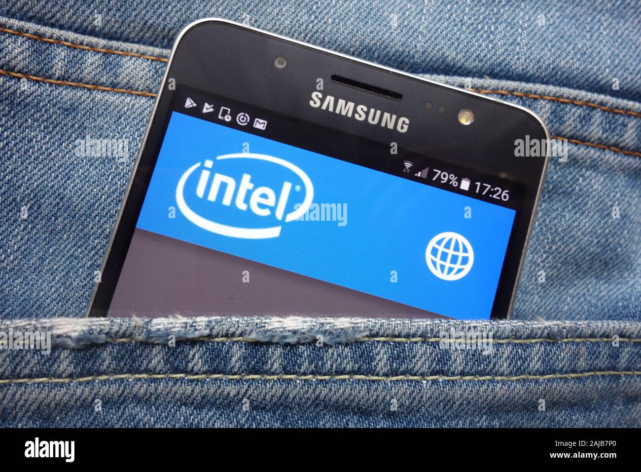 Intel Website angezeigt auf Samsung Smartphone in Jeans Tasche versteckt Stockfoto