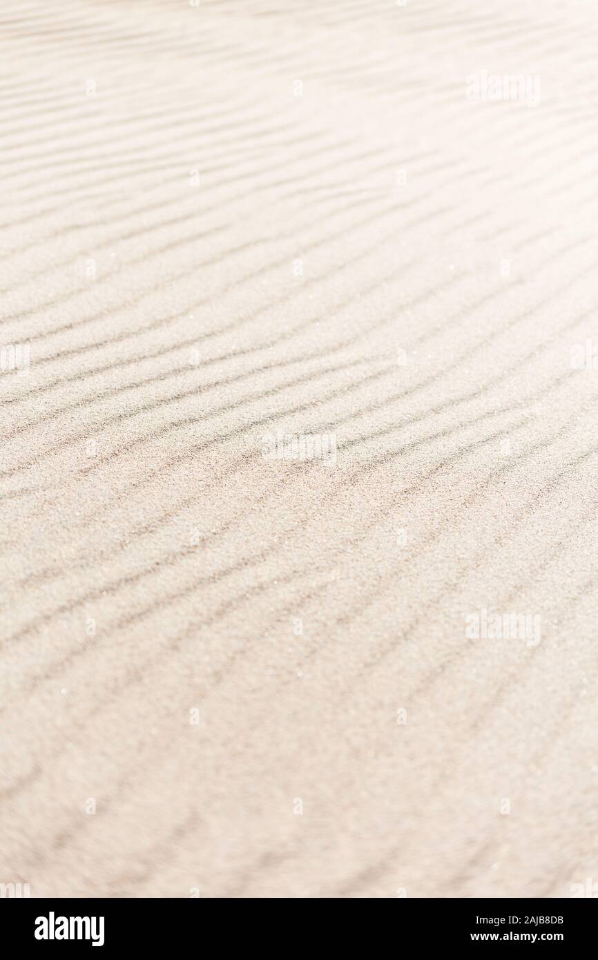 Welligkeit wie Muster in weichem goldenem Sand am Strand Stockfoto