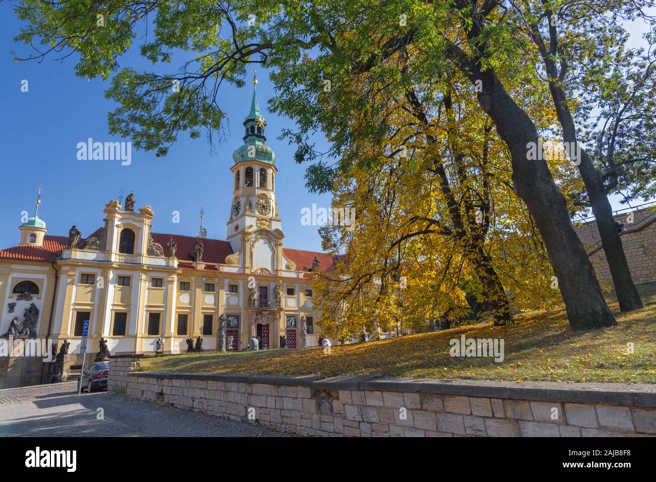 Prag, tschechische Republik - 14. Oktober 2018: Die Loreto barocke Kirche und Herbst Baum. Stockfoto