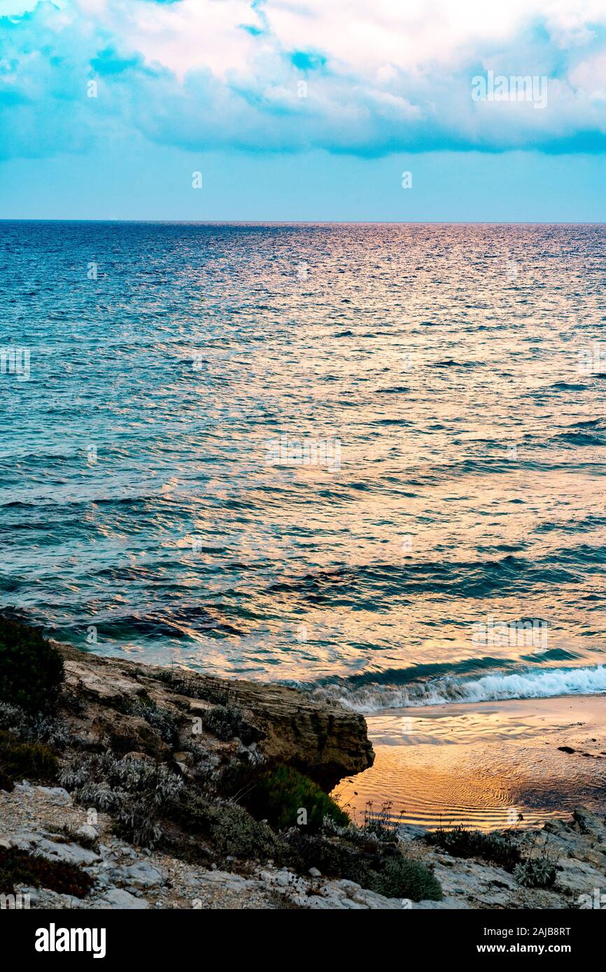 Steinige Küste am Abend Stockfoto