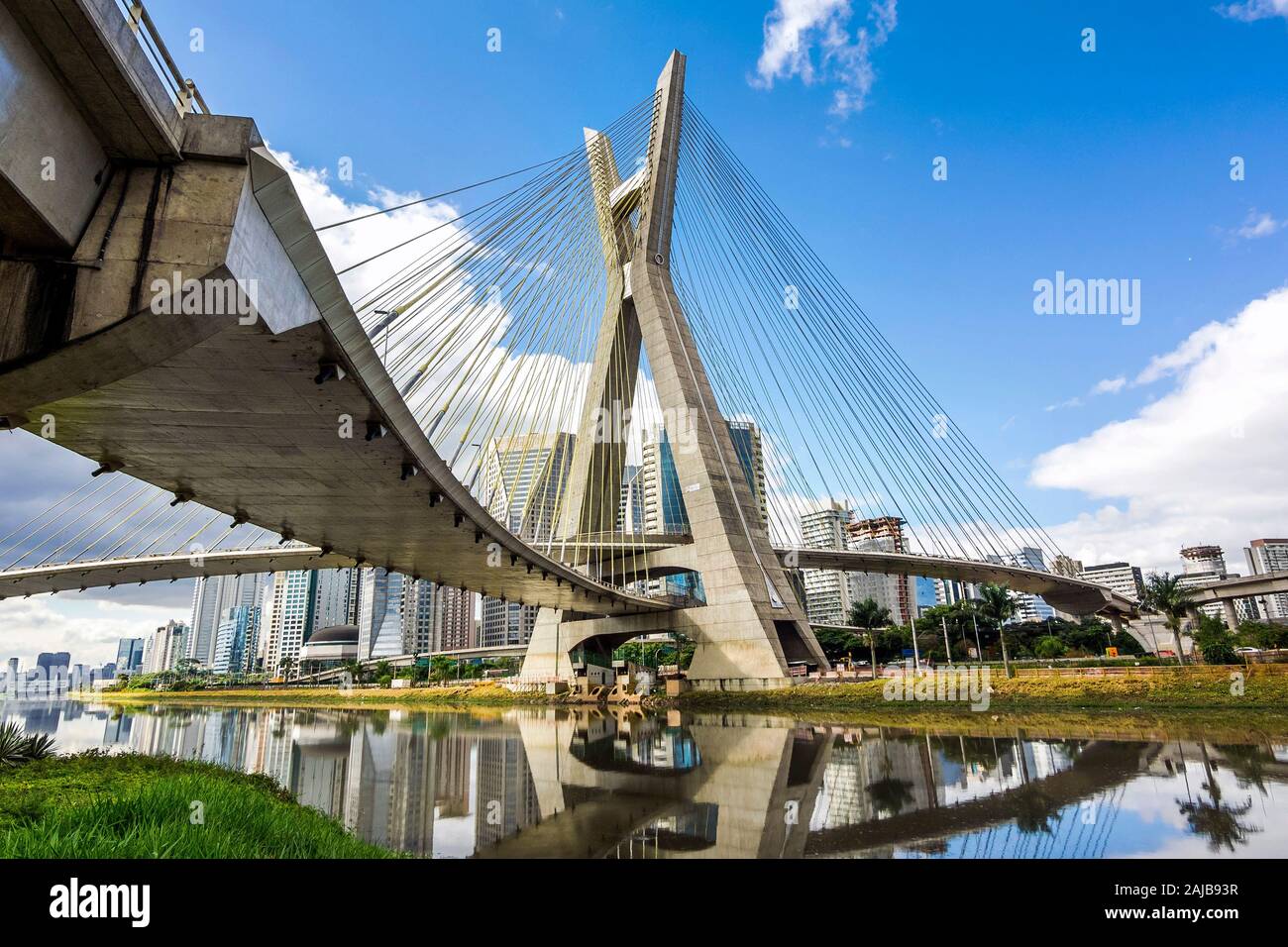 Octavio Frias de Oliveira Brücke aka Ponte Estaiada in Sao Paulo, Brasilien. Stockfoto