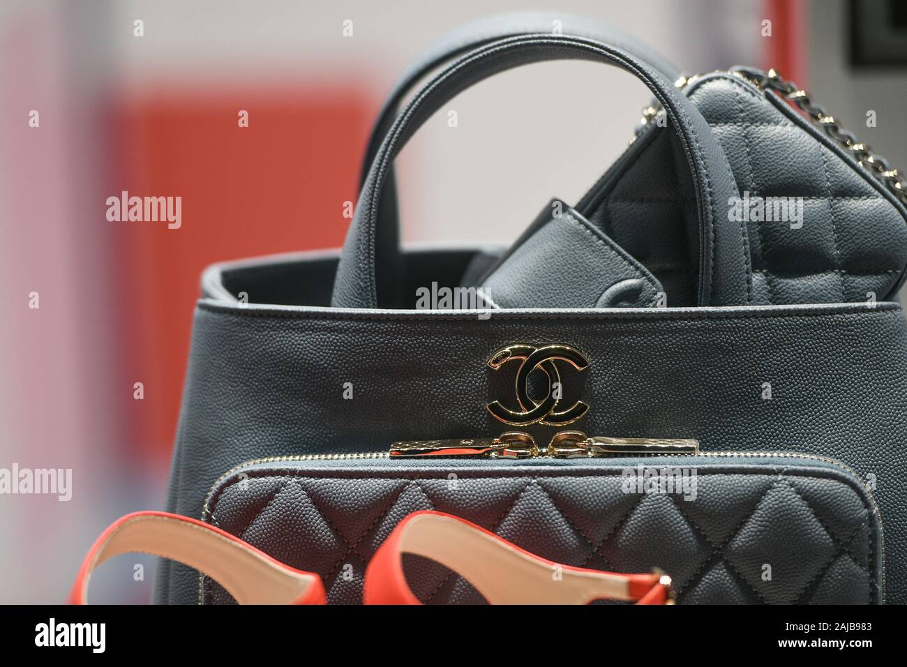 Mailand, Italien - 22. Februar 2019: Chanel luxus Zubehör und Kleidung in einem Store in Mailand. Stockfoto