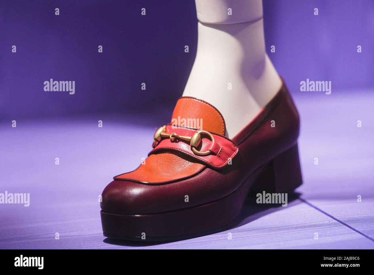 Mailand, Italien - 22. Februar 2019: Gucci Schuhe in einem Laden in Mailand. Stockfoto
