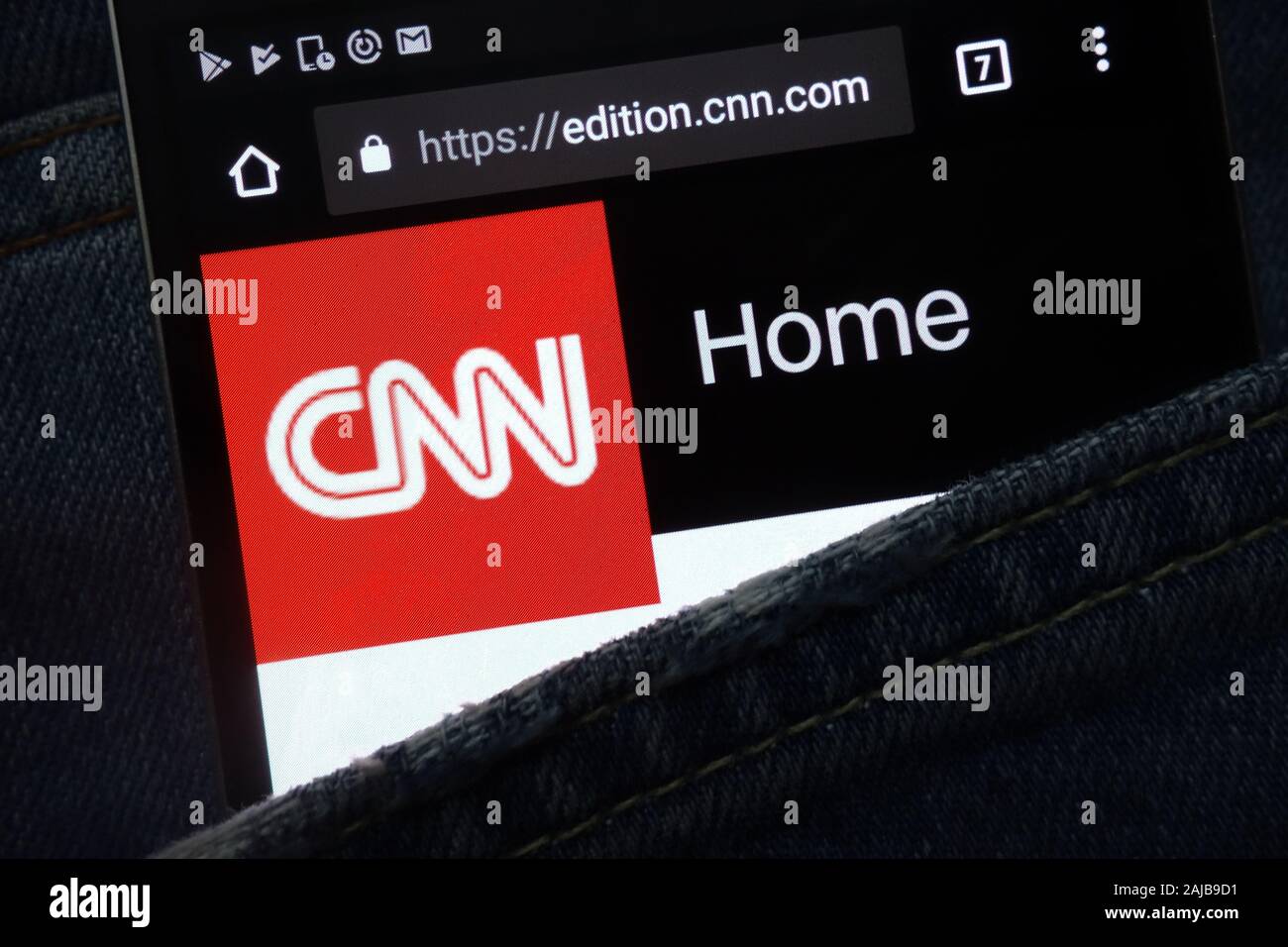 CNN Website angezeigt auf dem Smartphone in Jeans Tasche versteckt Stockfoto