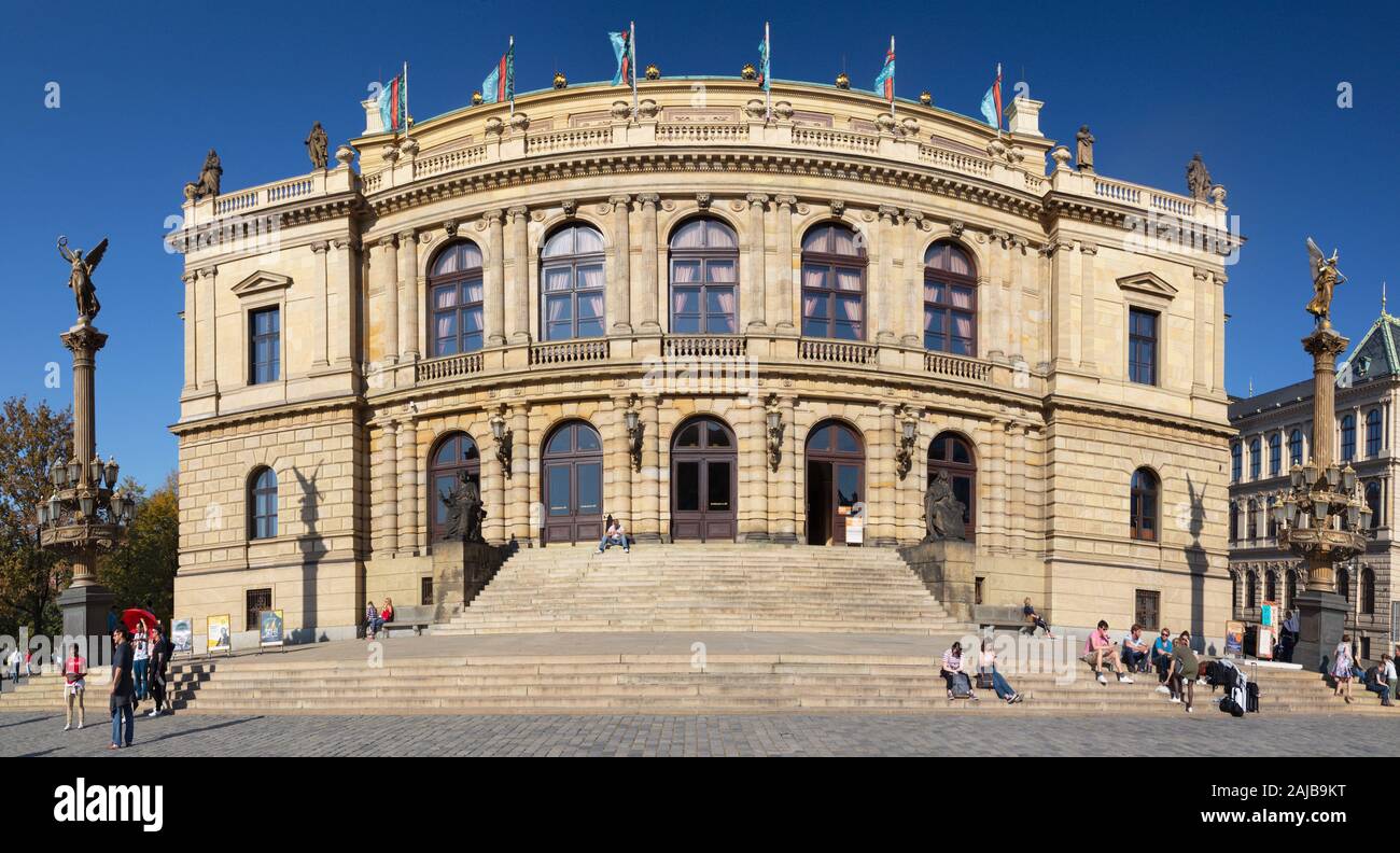 Prag, tschechische Republik - 14. Oktober 2018: Die Fassade der Rudolfinum Concert Hall. Stockfoto