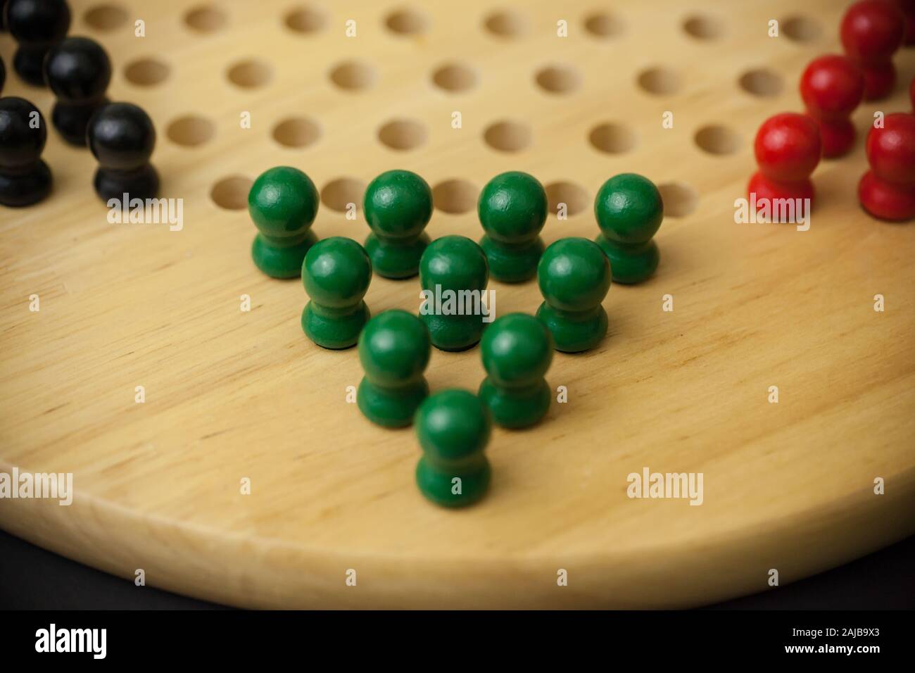 Eine Detailansicht eines klassischen Holz- satz von Chinese Checkers. Stockfoto
