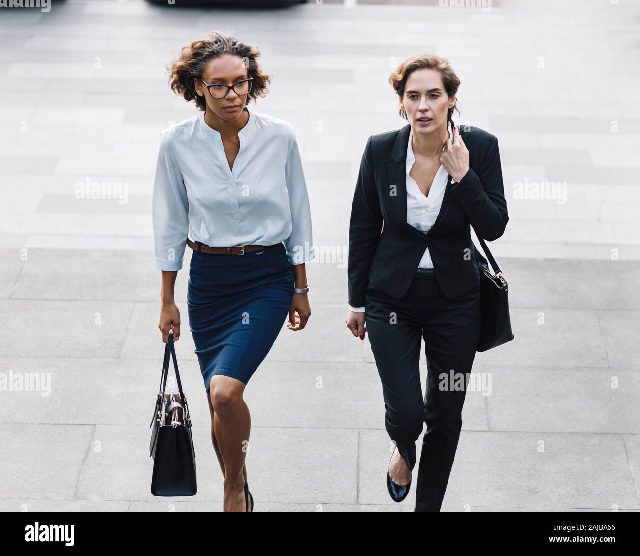 Zwei Frauen im Büro tragen die Intensivierung der auf der Treppe in der Stadt Stockfoto