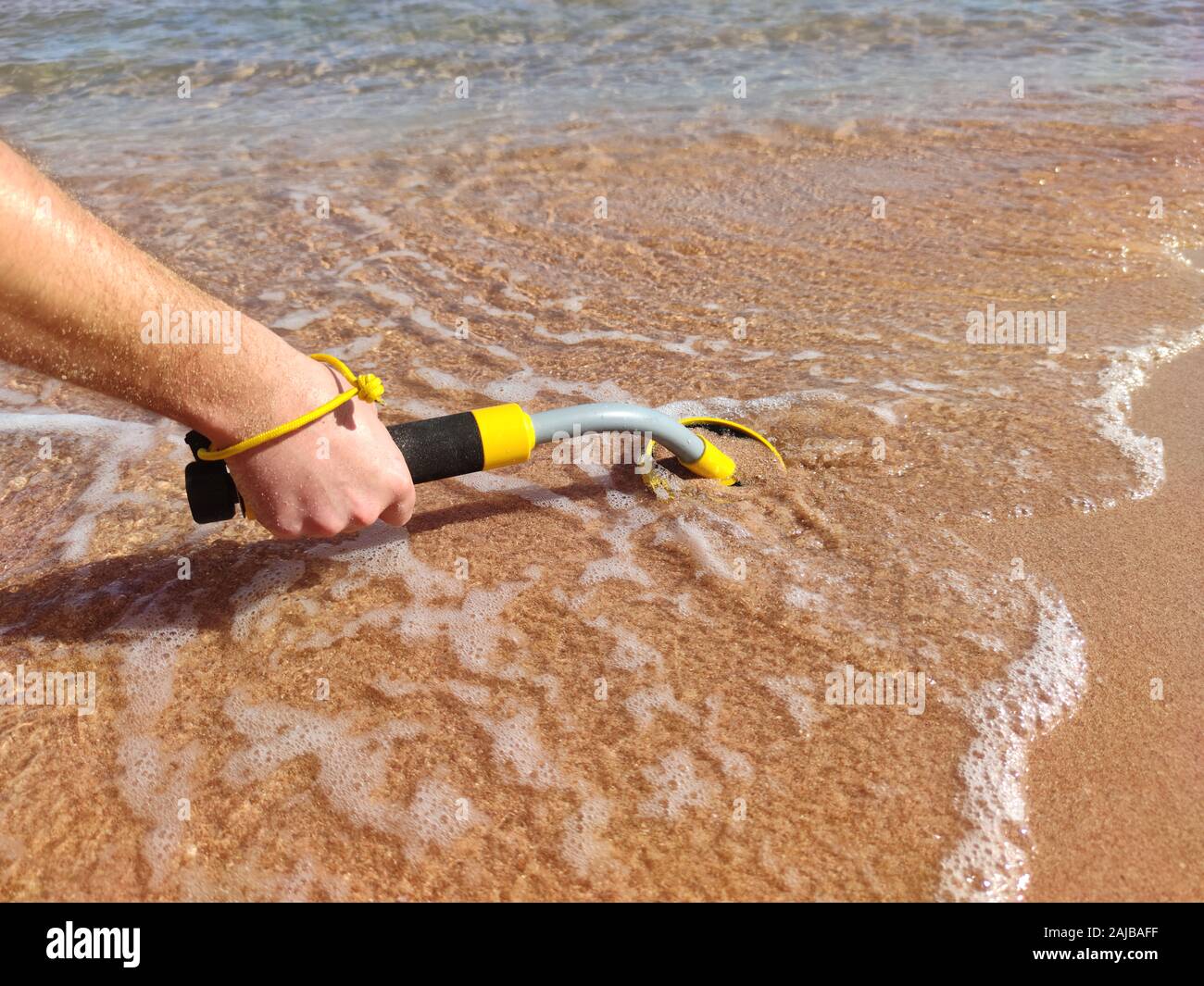 Das Foto von einem Unterwasser Metalldetektor Vel auf dem Sand. Schatz suchen und touristische Abenteuer Hintergrund. Stockfoto