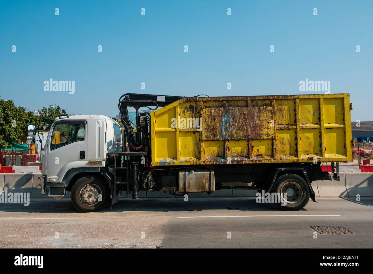 Seitenansicht des Dump Truck Fahrzeug, dreckig - Stockfoto