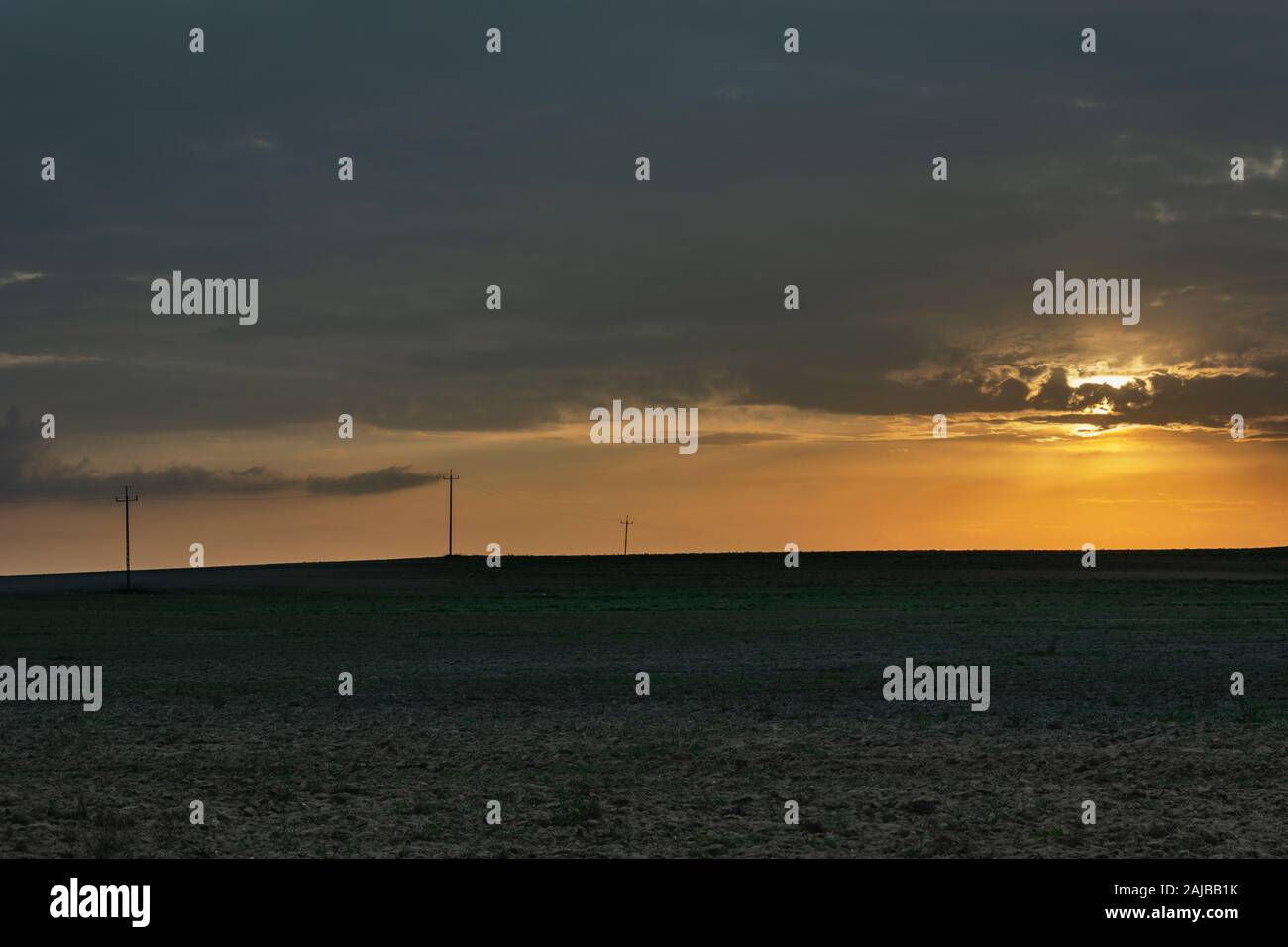 Riesige Ackerflächen Feld, Wolken und Sonnenuntergang am Himmel Stockfoto