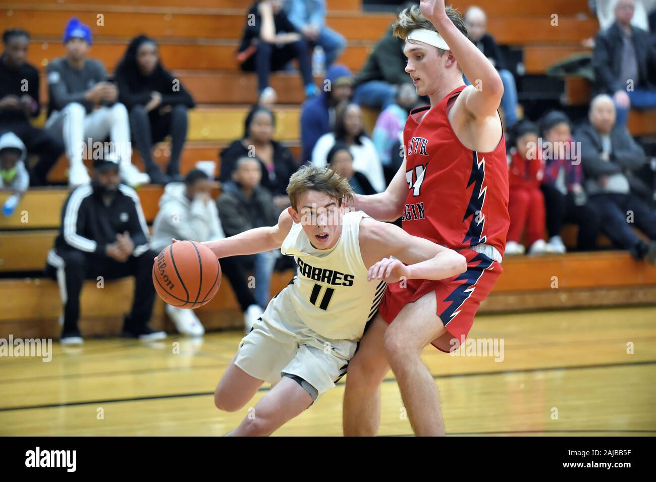 Player in Richtung der Basis in einer Bemühung um ein Verteidiger zu erhalten, während in Richtung zum Korb zu reisen. USA. Stockfoto