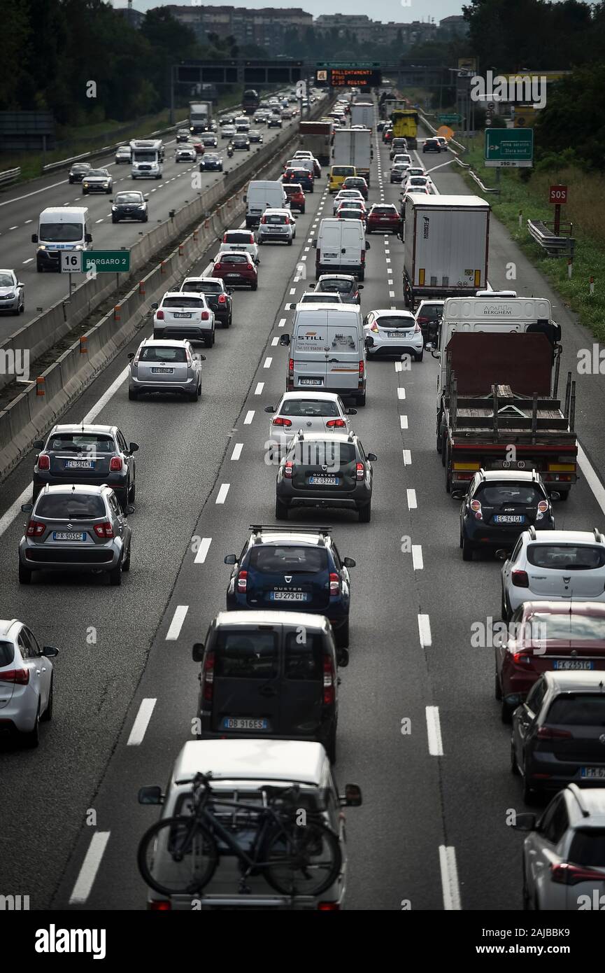 Turin, Italien - 05 August, 2019: Die Autos werden auf der Ringstraße von Turin in die Warteschlange eingereiht. Medien berichteten, dass etwa 23,8 Millionen Italiener im Urlaub wird im August 2019 gehen, der zunehmende Verkehr auf Autobahnen besonders an den Wochenenden. Credit: Nicolò Campo/Alamy leben Nachrichten Stockfoto