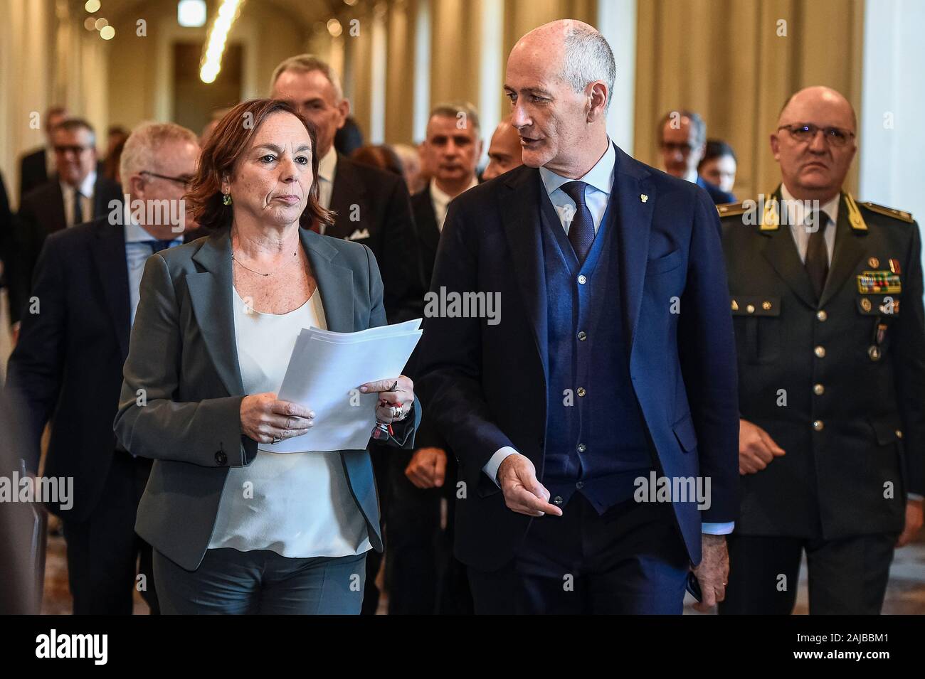 Turin, Italien - 09 Dezember, 2019: Luciana Lamorgese (L), der italienische Minister des Innern, spricht mit Franco Gabrielli, Chef der italienischen Polizei, bei ihrem Besuch in Turin die "Vereinbarung für die integrierte Sicherheit und die Entwicklung der Stadt Turin zu unterzeichnen. Credit: Nicolò Campo/Alamy leben Nachrichten Stockfoto