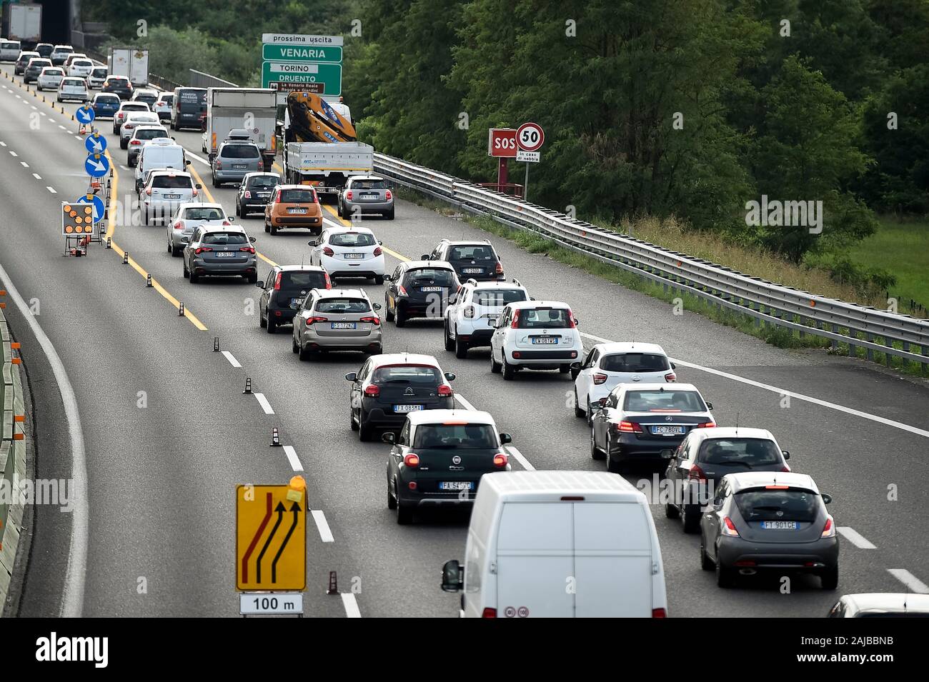 Turin, Italien - 05 August, 2019: Die Autos werden auf der Ringstraße von Turin aufgrund einer Landstraße Bauarbeiten Website in die Warteschlange eingereiht. Medien berichteten, dass etwa 23,8 Millionen Italiener im Urlaub wird im August 2019 gehen, der zunehmende Verkehr auf Autobahnen besonders an den Wochenenden. Credit: Nicolò Campo/Alamy leben Nachrichten Stockfoto