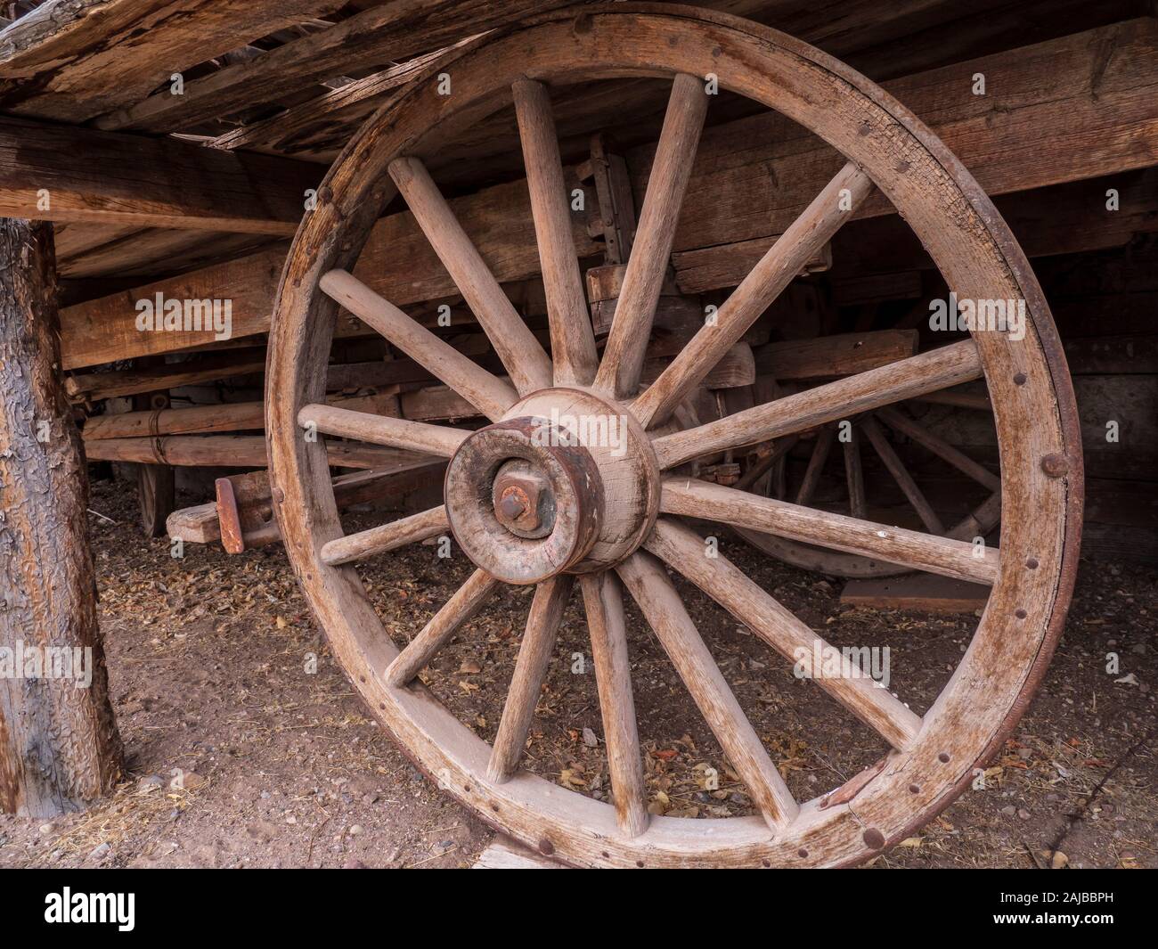 Wagenrad auf Güterwagen, John jarvie Historisches Anwesen, Braun Park, Utah. Stockfoto