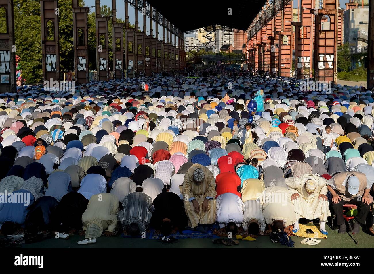 Turin, Italien - 21 August, 2018: Die Mitglieder der muslimischen Gemeinschaft beten in 'Parco Dora" als Teil des Eid al-Adha, hat keine bestimmte Zeitdauer und Feiern. Eid al-Adha, auch genannt das "Festival der Opferung", ist die zweite von zwei islamischen Feiertage jedes Jahr weltweit gefeiert. Credit: Nicolò Campo/Alamy leben Nachrichten Stockfoto