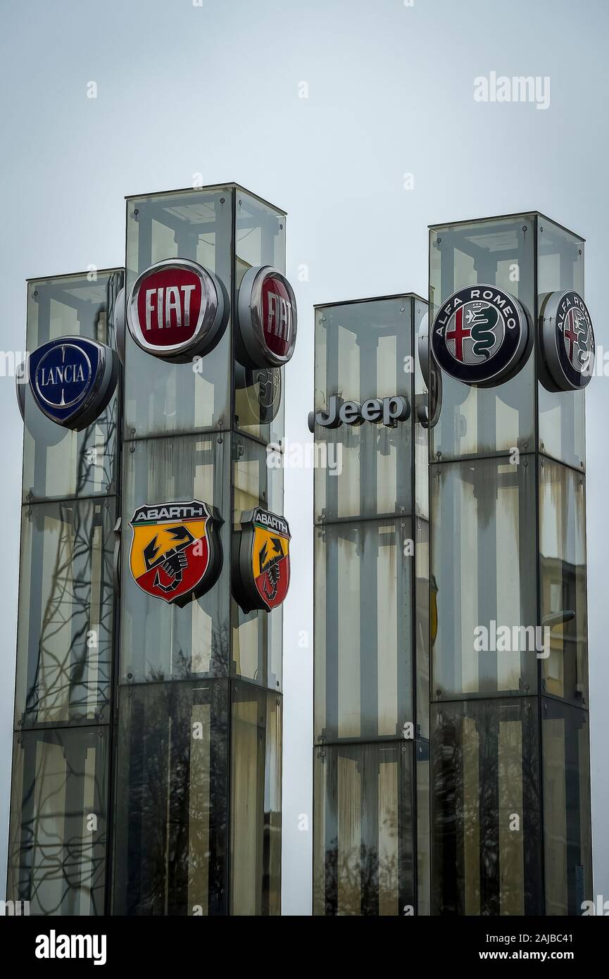 Turin, Italien, 31. Oktober, 2019: Das Bild zeigt die Logos von Lancia, Fiat, Abarth, Jeep und Alfa Romeo awhich sind Marken von Fiat Chrysler Automobiles (FCA) Unternehmen. Am 31. Oktober 2019 Die italienisch-amerikanische multinationale Unternehmen annunced Pläne mit französischen multinationalen PSA-Gruppe (Peugeot Société Anonyme) der weltweit viertgrößte Automobilbau Gruppe erstellen zu verschmelzen. Credit: Nicolò Campo/Alamy leben Nachrichten Stockfoto
