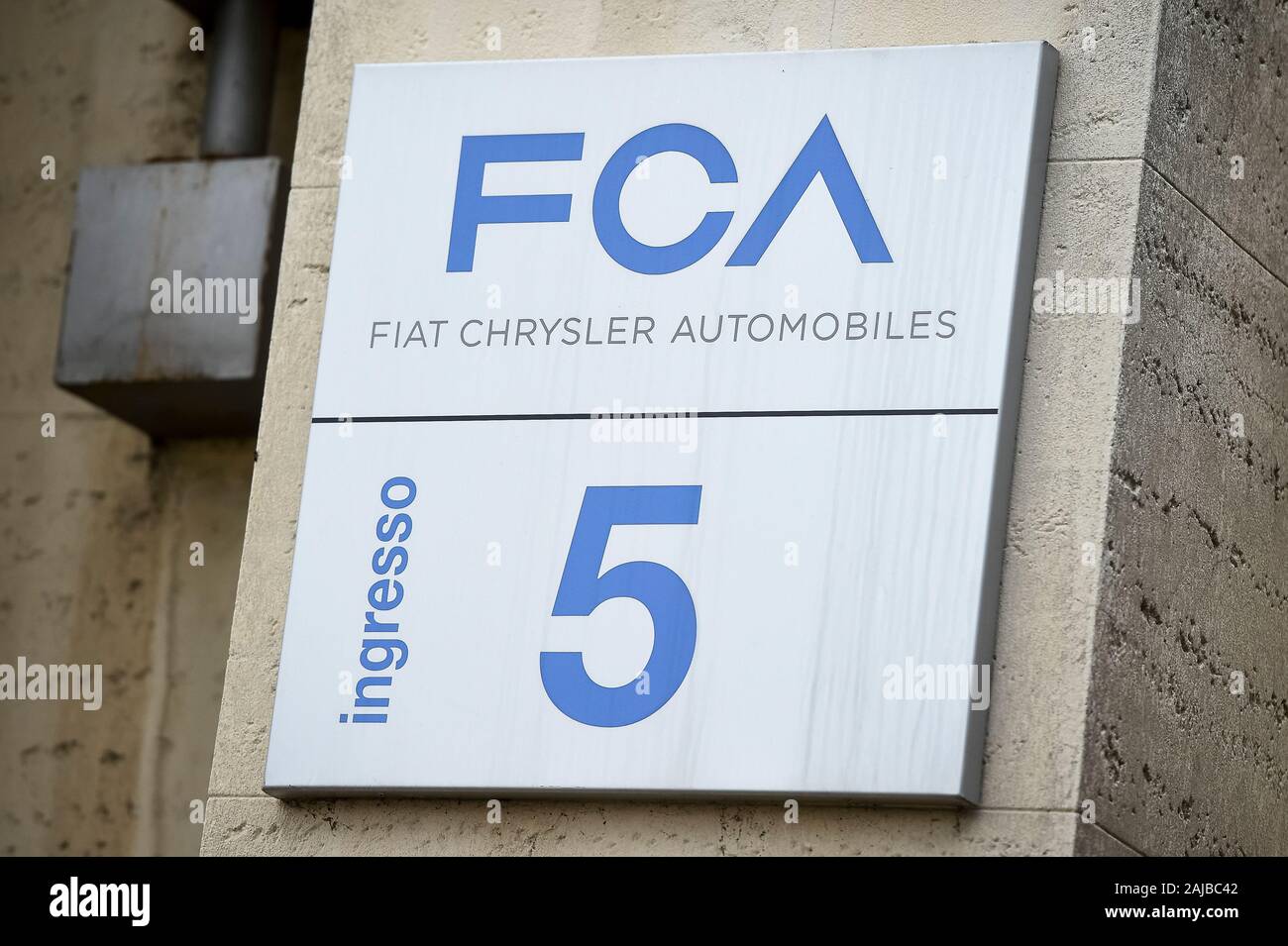 Turin, Italien, 31. Oktober, 2019: Das Bild zeigt die Tafel von einem Eingang von Fiat Mirafiori Werk, ist heute Teil des FCA (Fiat Chrysler Automobile). Am 31. Oktober 2019 Die italienisch-amerikanische multinationale Unternehmen annunced Pläne mit französischen multinationalen PSA-Gruppe (Peugeot Société Anonyme) der weltweit viertgrößte Automobilbau Gruppe erstellen zu verschmelzen. Credit: Nicolò Campo/Alamy leben Nachrichten Stockfoto