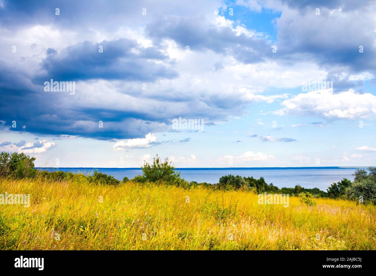 Schöne Landschaft von Kaniv Behälter Ufer, der Ukraine, in sonniger Tag mit hellem bewölkten Himmel Stockfoto