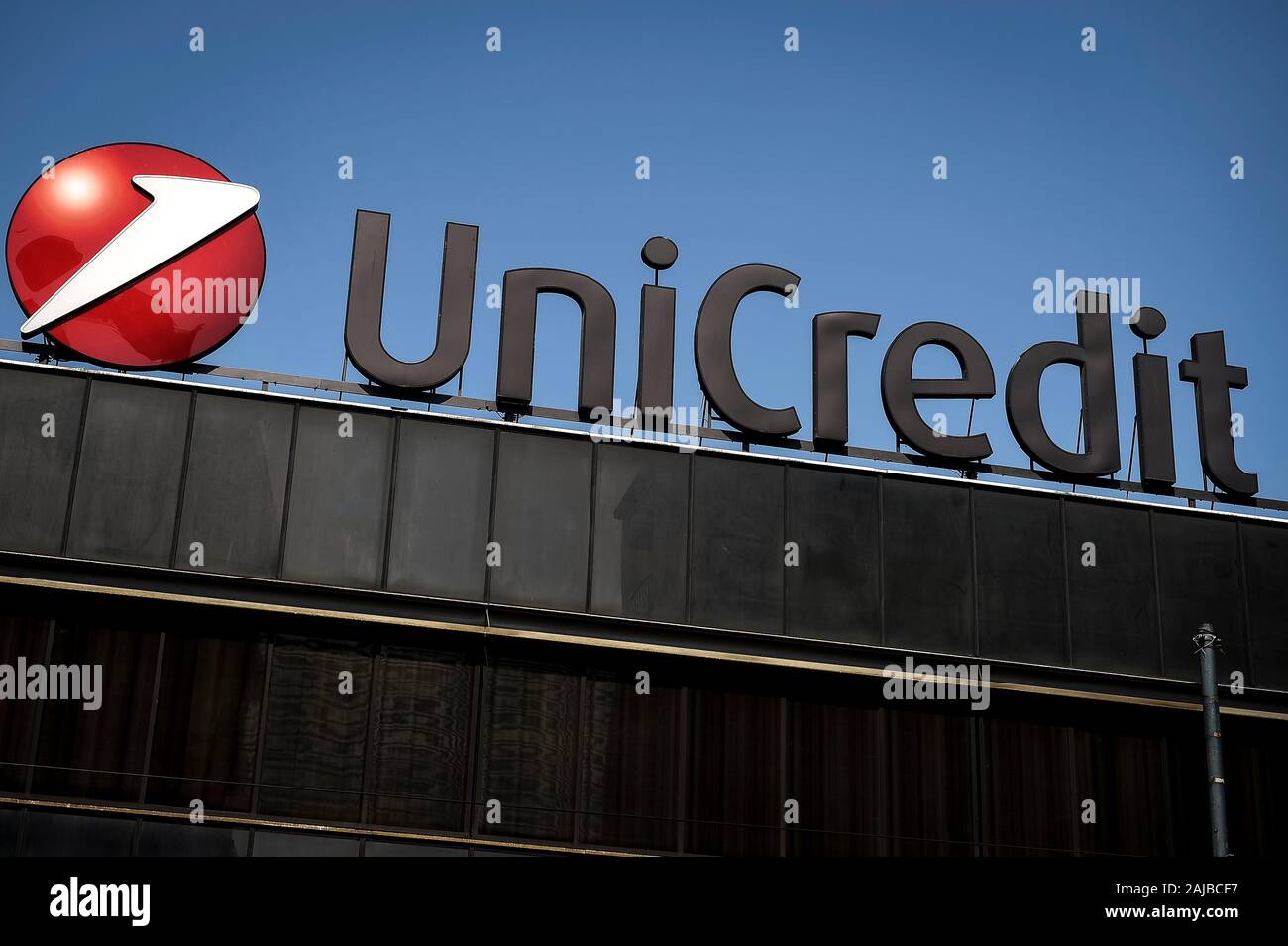 Turin, Italien - 26 Juli, 2019: Das Schreiben der UniCredit abgebildet ist in der Nähe des Firmenlogos. Nach Angaben der internationalen Presse UniCredit Spa wiegt 10000 von Entlassungen. Credit: Nicolò Campo/Alamy leben Nachrichten Stockfoto