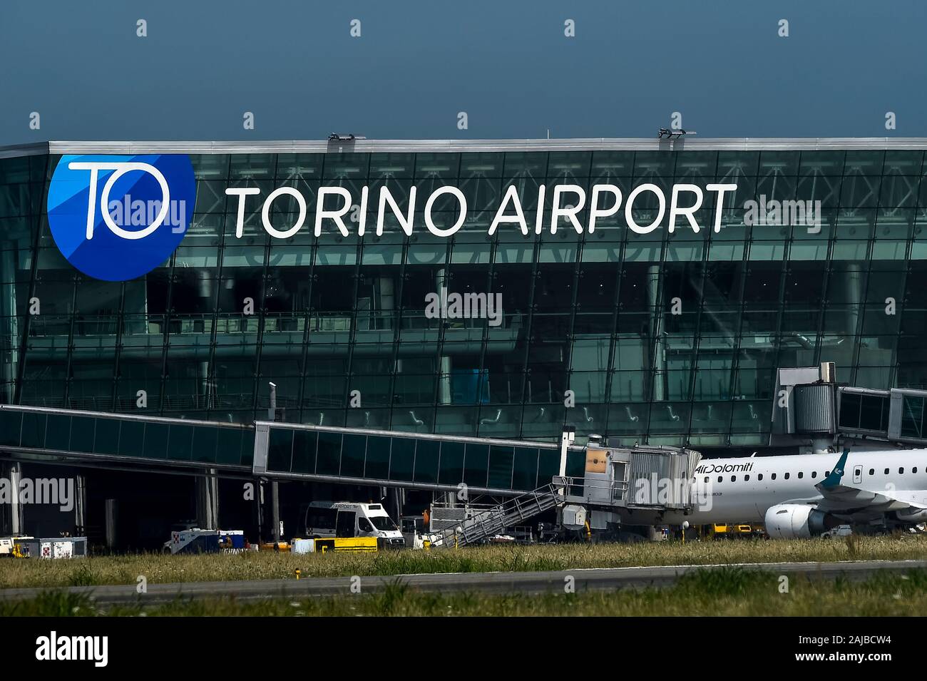 Caselle, Italien - 24 Juli, 2019: Genereal anzeigen fo Turin Airport (auch alsTurin-caselle und Flughafen "Sandro Pertini" bekannt). Am 24. Juli 2019 Italienische Gewerkschaften einen Streik, die Auswirkungen auf den öffentlichen Verkehr einschließlich Züge, Taxis, U-Bahnen, Busse und Straßenbahnen. Am 26. Juli den Protest auf Flughäfen zu erwarten ist, mit der nationalen Fluggesellschaft Alitalia Personal und anderen Flughafen Arbeitnehmer staging Streiks. Credit: Nicolò Campo/Alamy leben Nachrichten Stockfoto