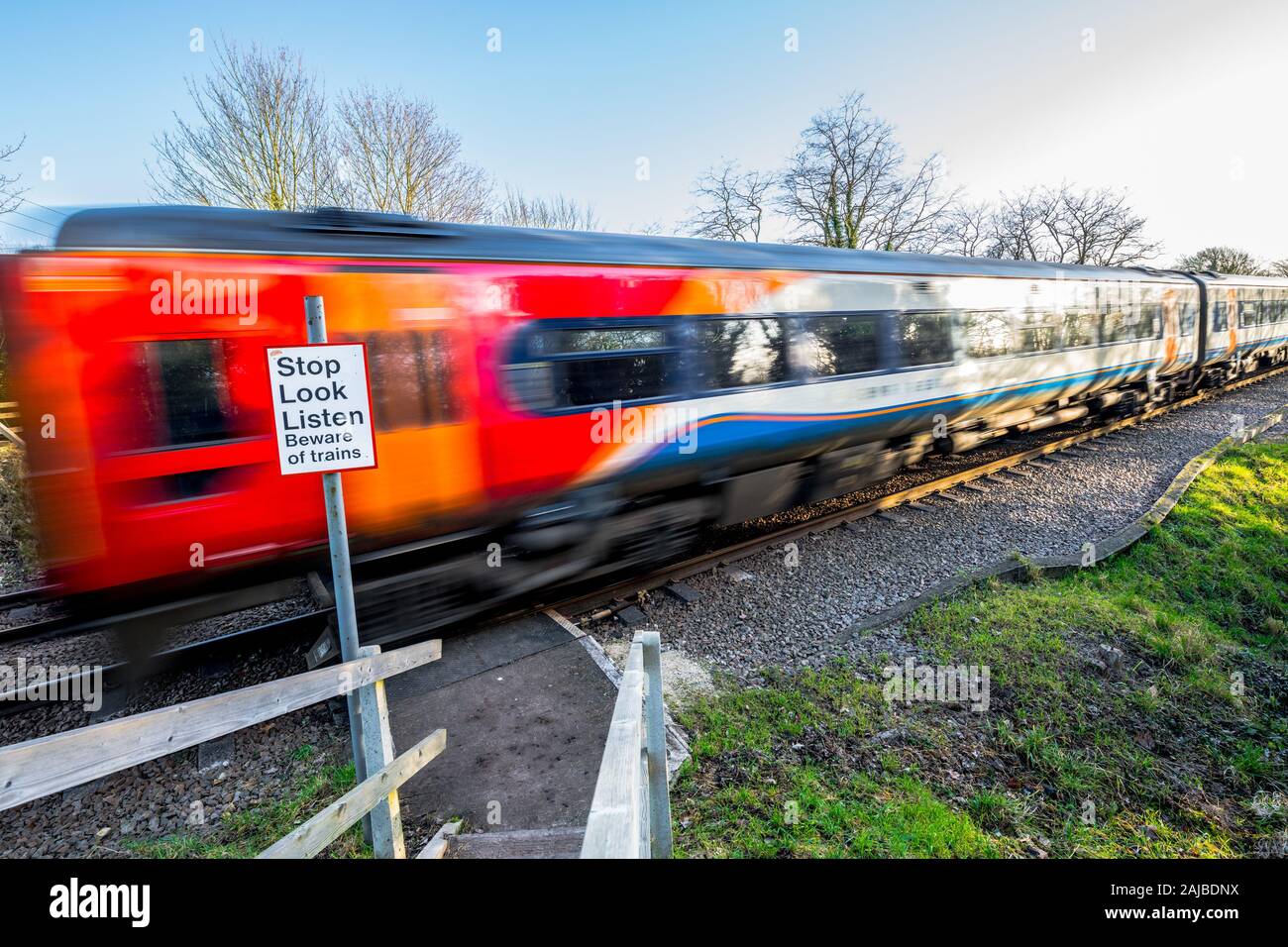 Stop, Look & hören Zug kommen. Stockfoto