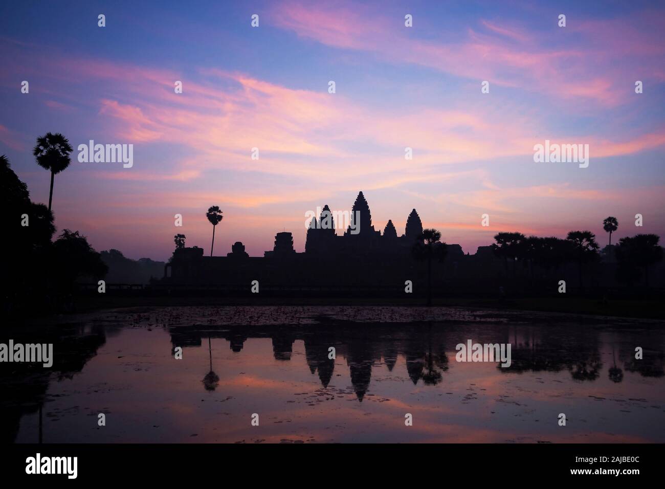 Tempel Angkor Wat bei Sonnenaufgang in Siem Reap, Kambodscha. Stockfoto