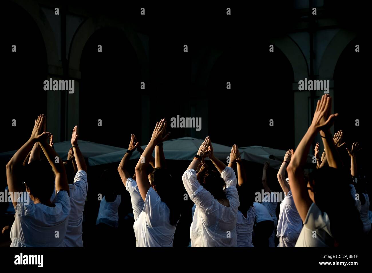 Turin, Italien, 21. Juni 2017: Yoga Enthusiasten in einem Masse yoga Klasse teilnehmen in Turin Piazza Vittorio auf die Sommersonnenwende und die Internationale Yoga Tag Credit: Nicolò Campo/Alamy Leben Nachrichten feiern Stockfoto