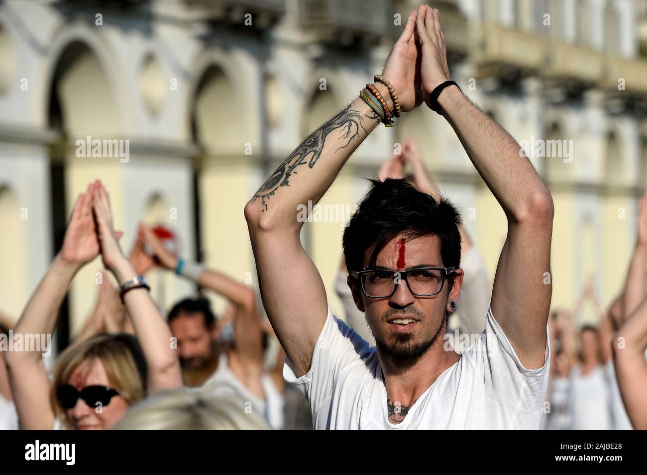 Turin, Italien, 21. Juni 2017: Ein yoga Enthusiast in einem Masse yoga Klasse teilnehmen in Turin Piazza Vittorio auf die Sommersonnenwende und die Internationale Yoga Tag Credit: Nicolò Campo/Alamy Leben Nachrichten feiern Stockfoto