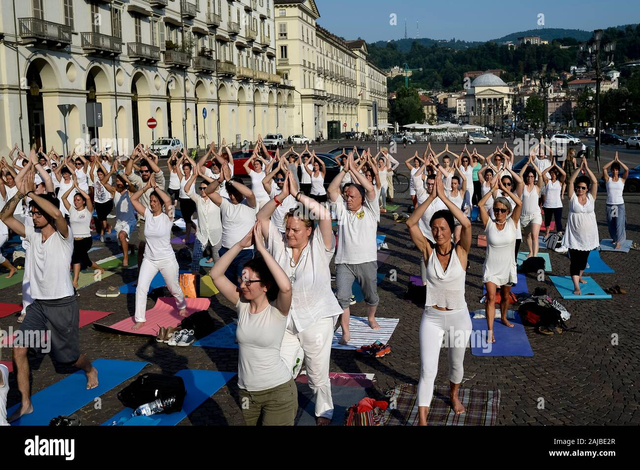 Turin, Italien, 21. Juni 2017: Yoga Enthusiasten in einem Masse yoga Klasse teilnehmen in Turin Piazza Vittorio auf die Sommersonnenwende und die Internationale Yoga Tag Credit: Nicolò Campo/Alamy Leben Nachrichten feiern Stockfoto