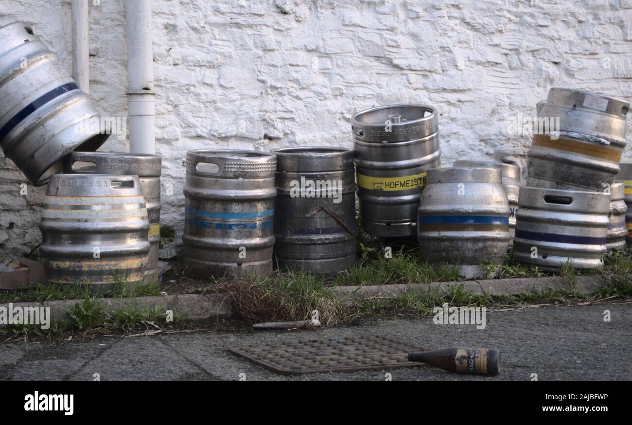 Aberystwyth Ceredigion Wales, UK 03 Januar 2020: eine Sammlung von leeren metallische Bierfässer [Kegs] außerhalb einer Kneipe zur Abholung bereit Stockfoto