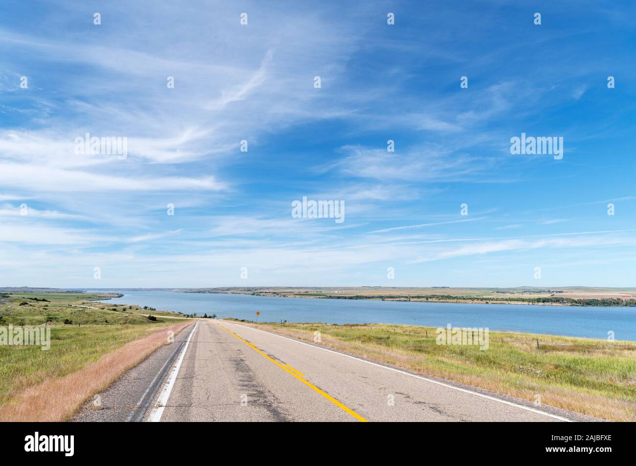 Scenic Byway 1806 (Native American Scenic Byway) entlang des Missouri River außerhalb Pierre, South Dakota, USA Stockfoto