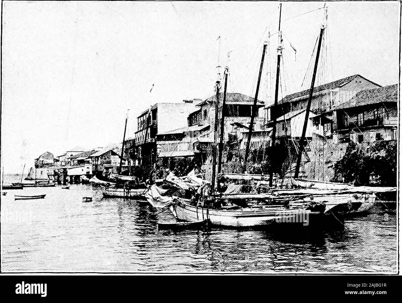 Panama und den Kanal. Im Pan-ama, Auf der otherhand, die Tide risesand nearlytwenty Füße fällt. Während ein Teil der Nachricht wir sehen hunderschaften Wand hightide und Ith num Mitglieder der kleinen fruitand Angeln in der Nähe von Es boatsanchored. an der gleichen Stelle atlow Tide wouldscarcely erkannt werden - anerkannte. Die vesselsare Ling am drybottom und beingunloaded theircargoes sind. Von unten Leuchtetund der coastall Art der Früchte werden in diese Boote geholt, und wenn Ebbe ist, ist der Strand Markt macht einen seltsamen Anblick. Alte CAiuiiuRAL Glocken, Panama City. 84 ECUADOR Hüte zu Hause, die wir häufig den Namen von Panama con-necte hören Stockfoto