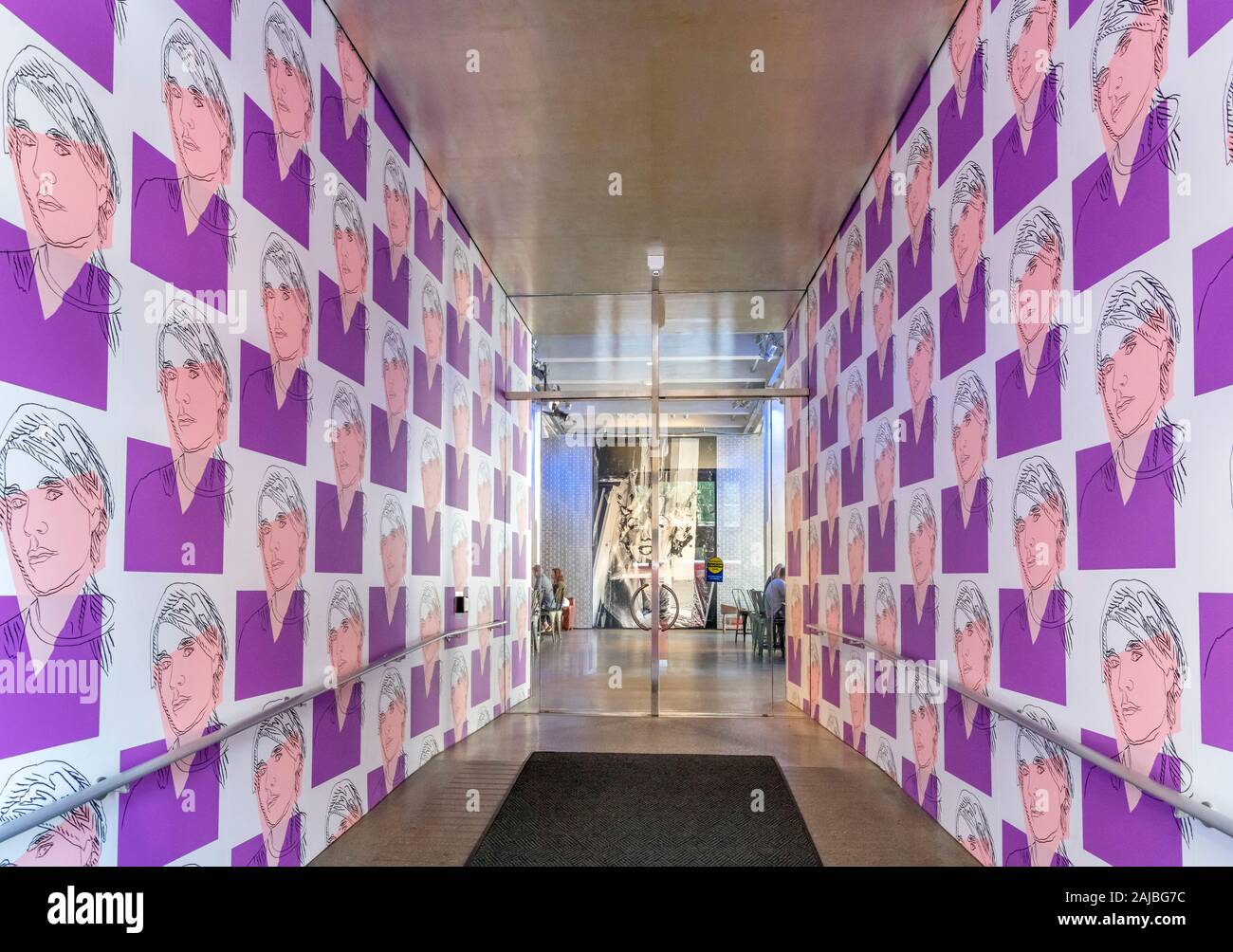 Eingang zum Andy Warhol Museum, Pittsburgh, Pennsylvania, USA. Die Wände sind geschmückt mit Warhols "Selbstbildnis 1978, Farbe Siebdruck auf Tapete" Stockfoto
