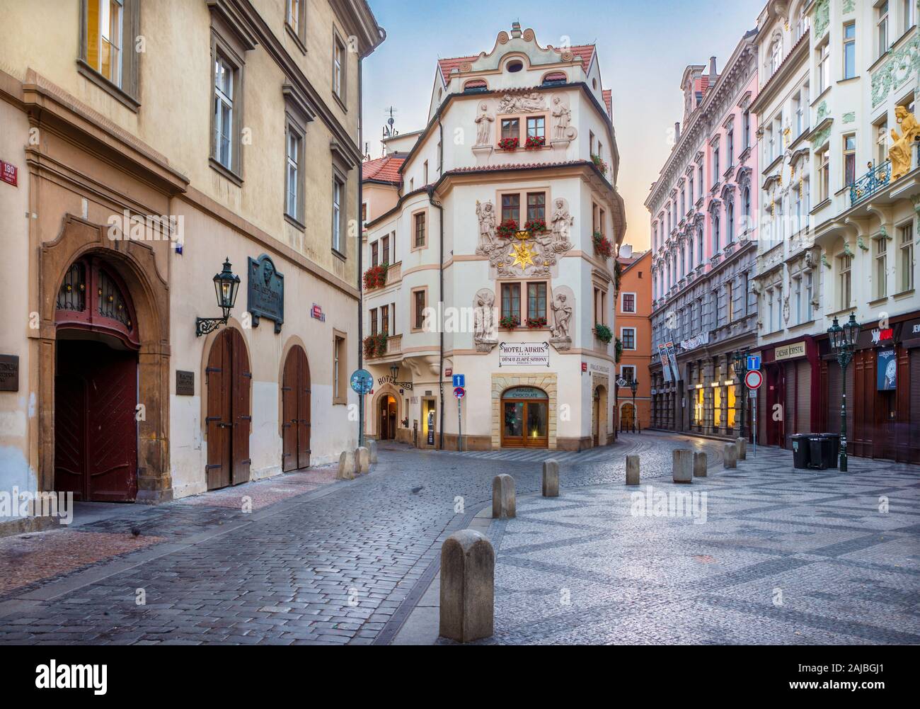 Prag, tschechische Republik - 16. Oktober 2018: Die Charles Street der Altstadt am morgen Abend. Stockfoto