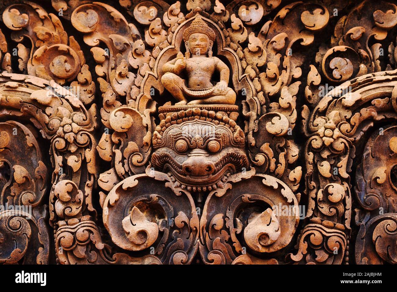 Flachrelief Schnitzereien am Tempel Banteay Srei, Angkor, Siem Reap, Kambodscha. Stockfoto