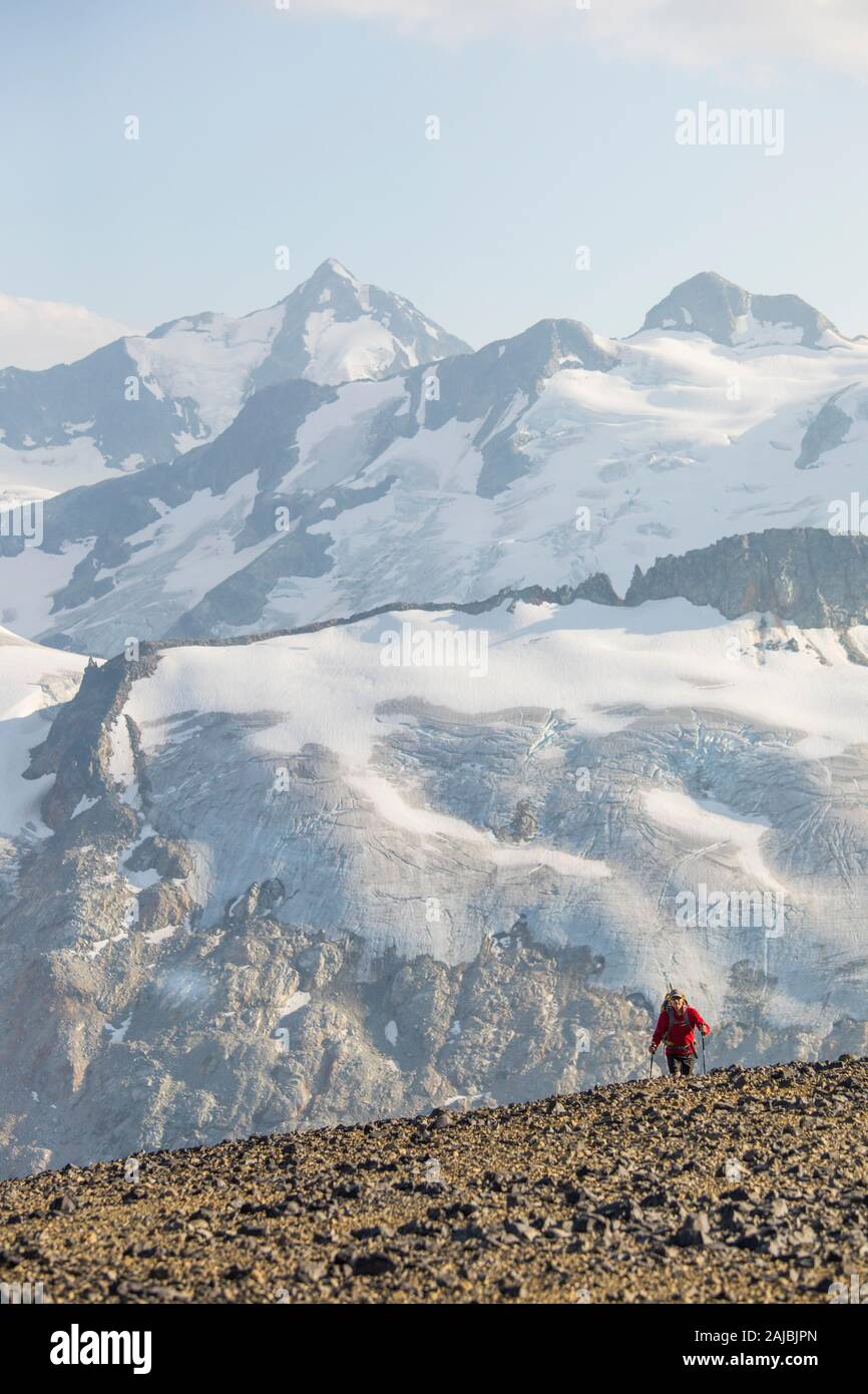 Kleine Wanderer gegenüber großen vergletscherten Bergen Stockfoto