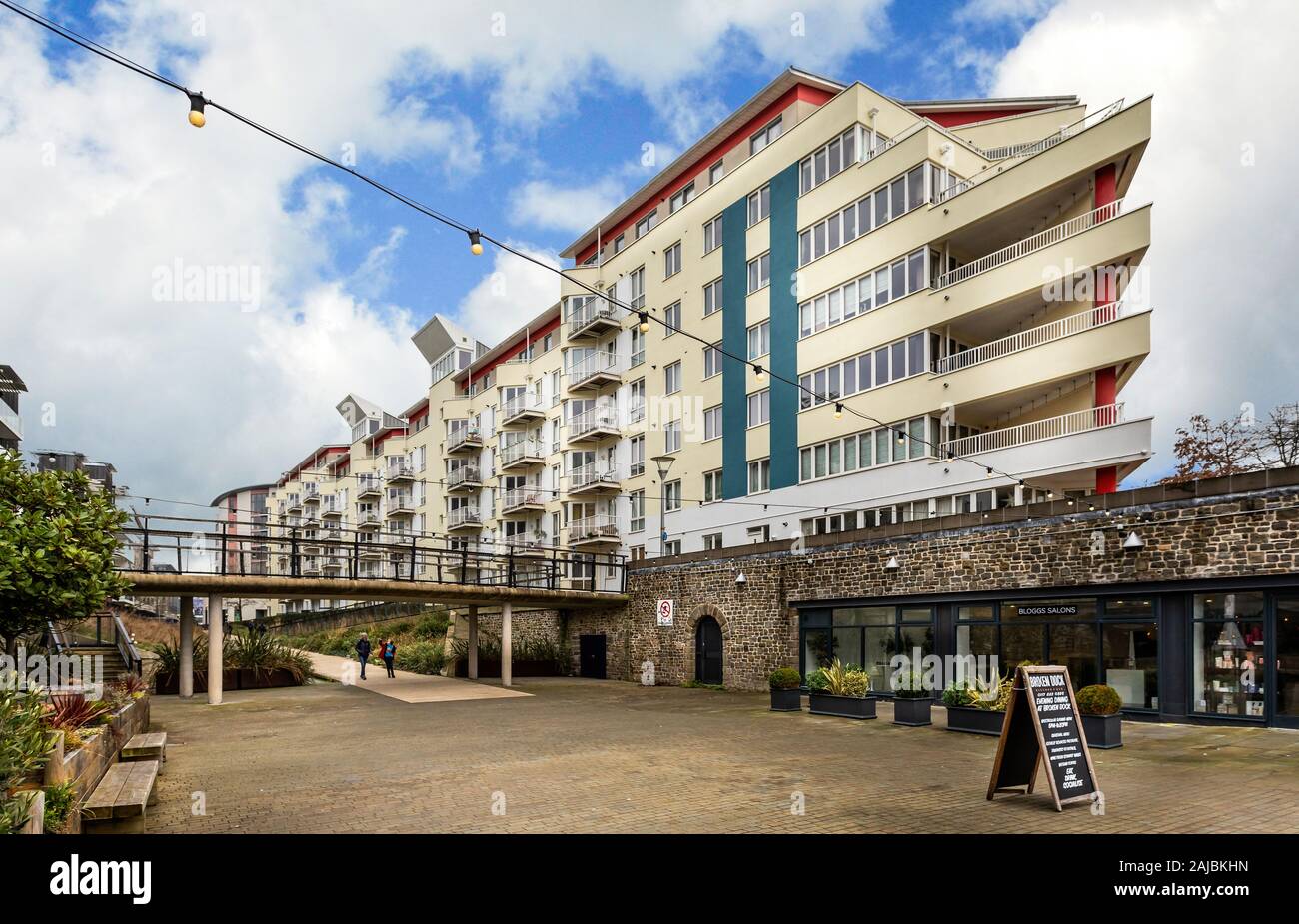 Modernes Appartementhaus und Geschäfte in Form eines Schiffes im Hafen von Bristol, Bristol, Avon, Großbritannien am 31. Dezember 2019 Stockfoto